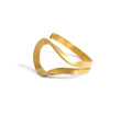 Bague Curl Niléa en laiton artisanal au design minimaliste et courbes enroulées.