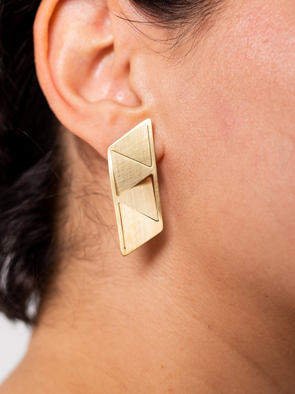 Boucles d’oreilles Triangulate à 4 triangles portées  en laiton doré à l'or fin– bijou graphique et modulable.