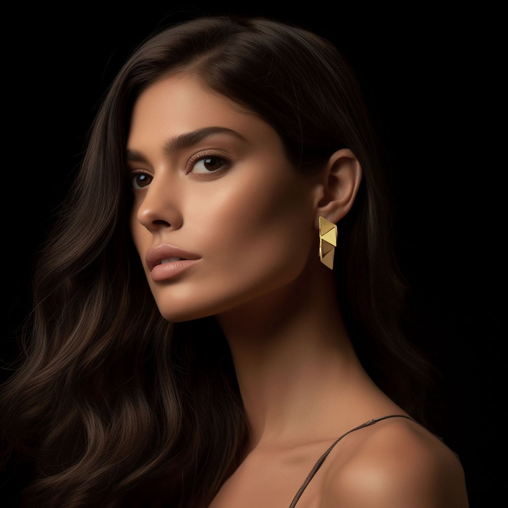 Boucles d’oreilles géométriques Triangulate portées – bijoux artisanaux Niléa en laiton doré à l'or fin.