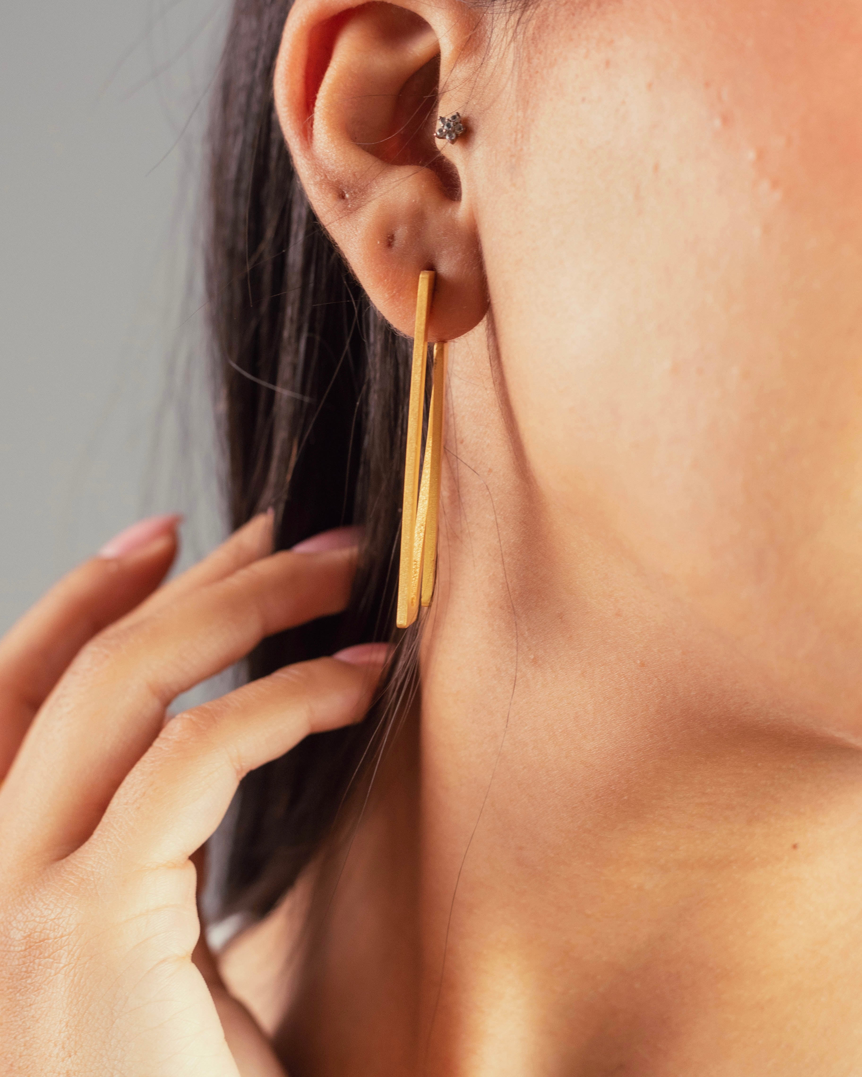 Boucles d'oreilles Double Ligne en laiton doré à l'or fin portées
