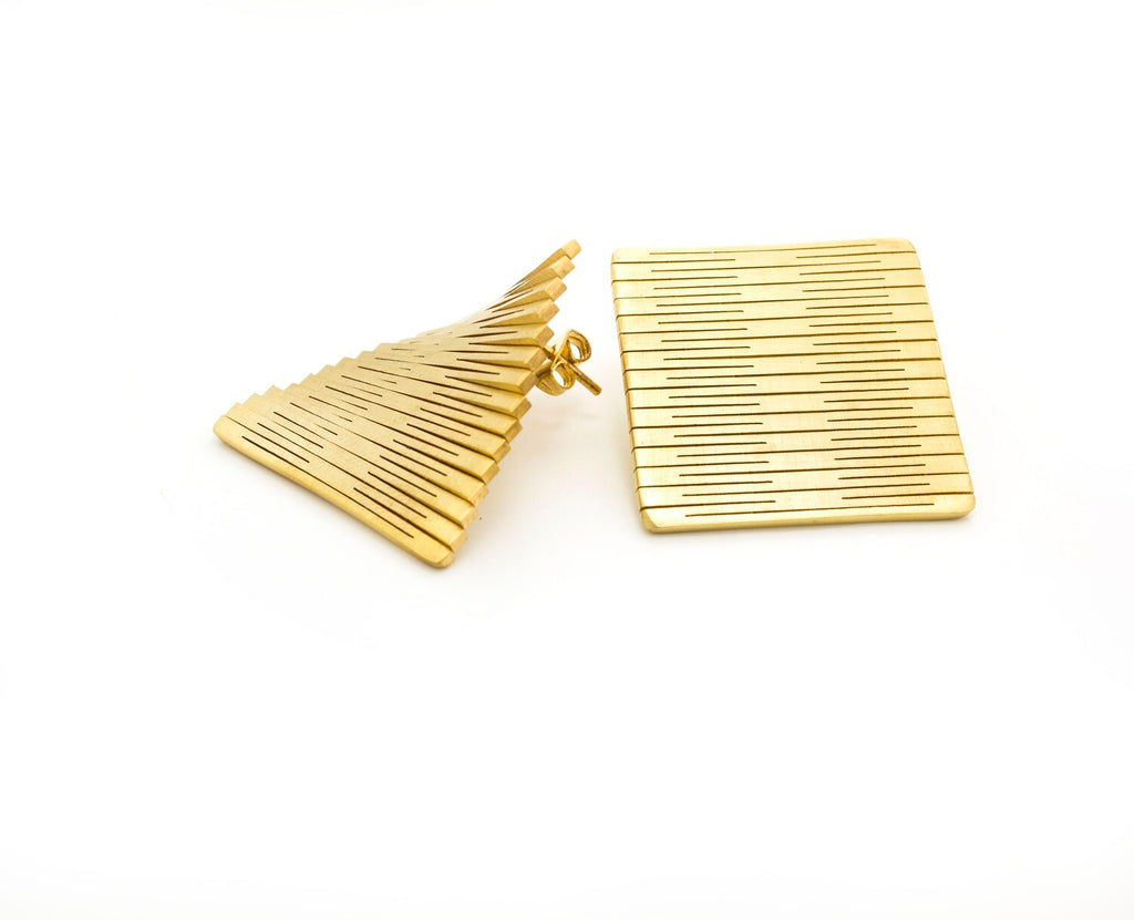 Boucles d’oreilles Liquify Carré en laiton doré à l'or fin– bijou modulable artisanal Niléa.