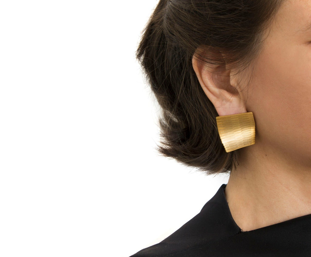 Boucles d’oreilles carrées en laiton Liquify doré à l'or fin – bijou artisanal fait main.