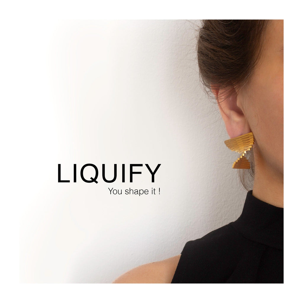 Boucles d’oreilles Liquify Carré portées – design géométrique modulable.