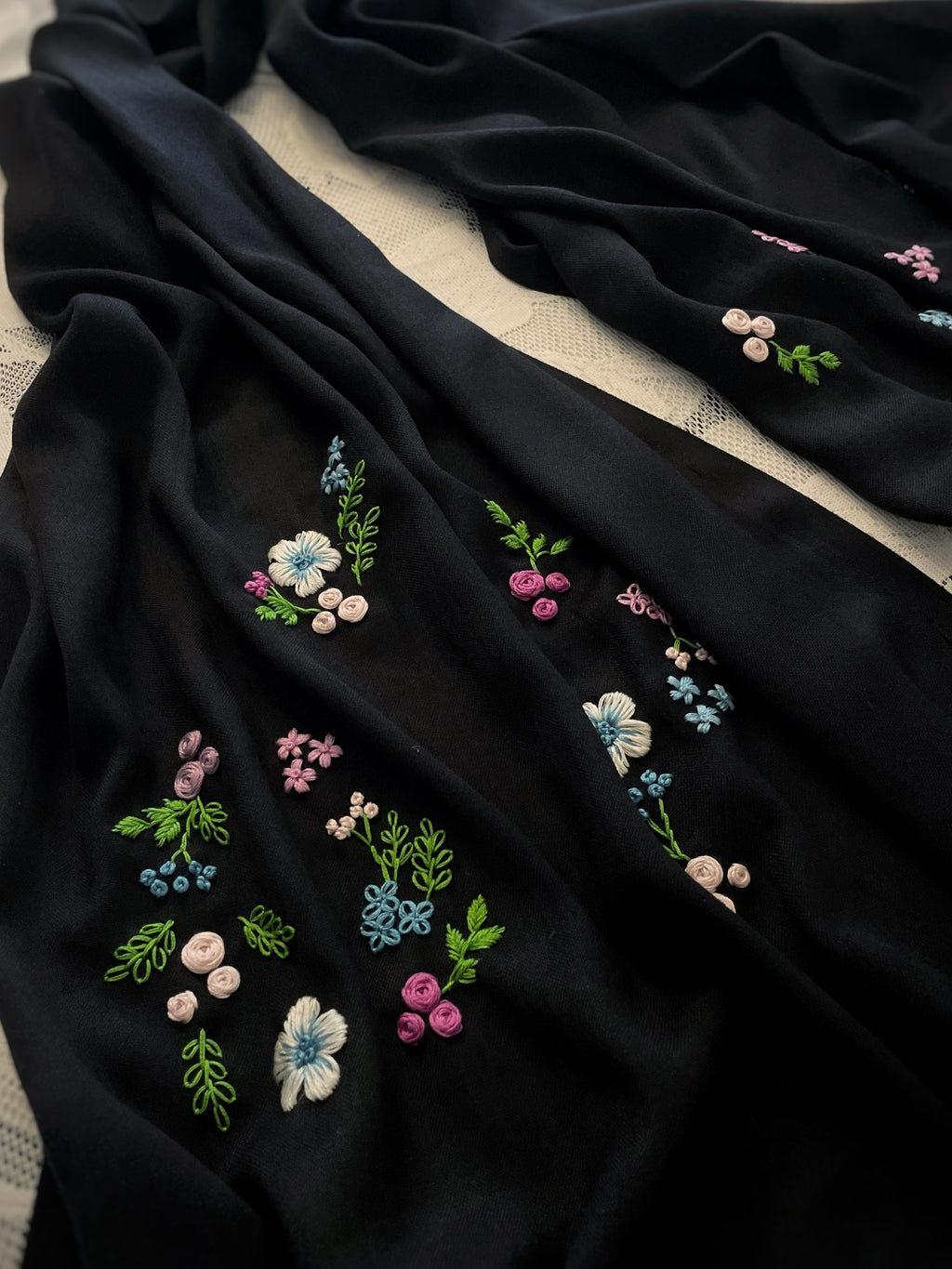 Détails broderie deux cotés écharpe Leila sur fond blanc