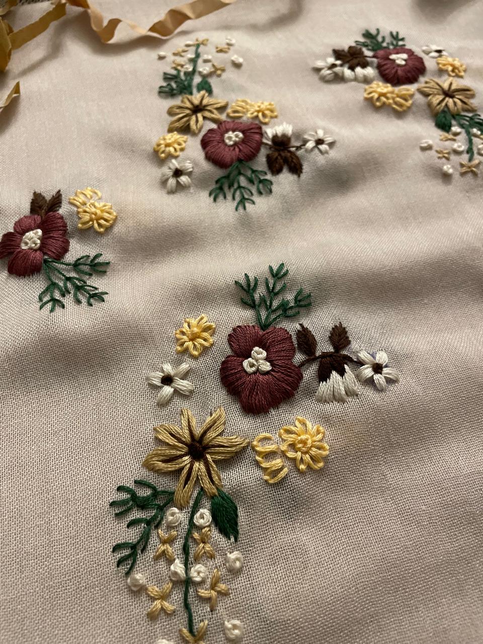 Écharpe Lana beige avec un Zoom sur la broderie