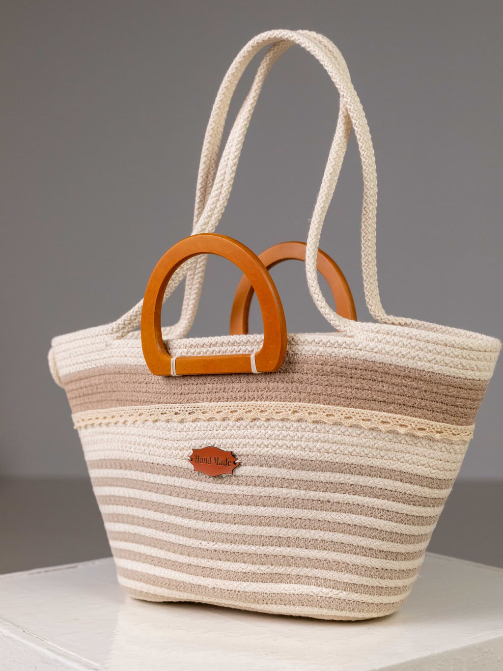 Sac cabas Farafra blanc et beige de Maison Niléa en corde de coton tressée, avec anses en bois naturel et longues anses pour un porté épaule.