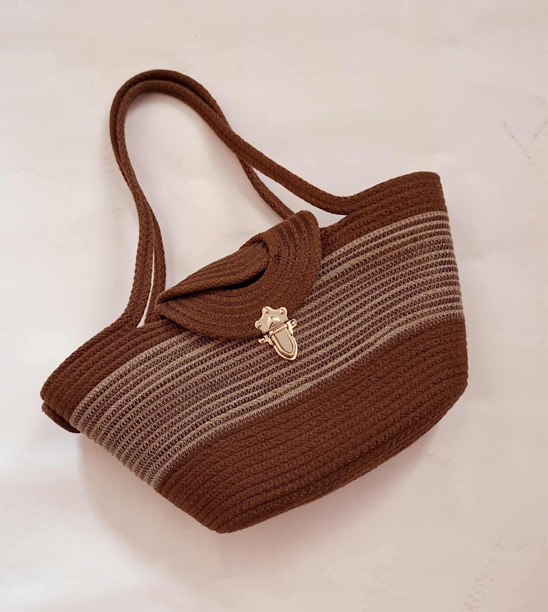 Le cabas Gizeh marron et rayures taupes sur fond blanc sans le charme.
