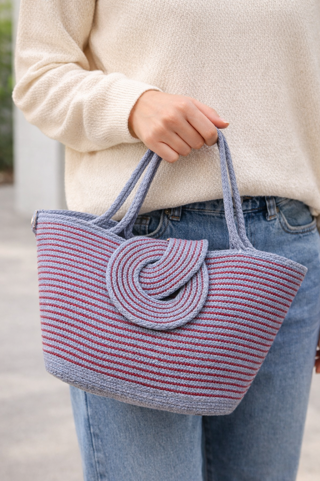 Sac cabas Rosetta rayé bleu et rouge porté à l’épaule, sac artisanal Niléa au style bohème chic.