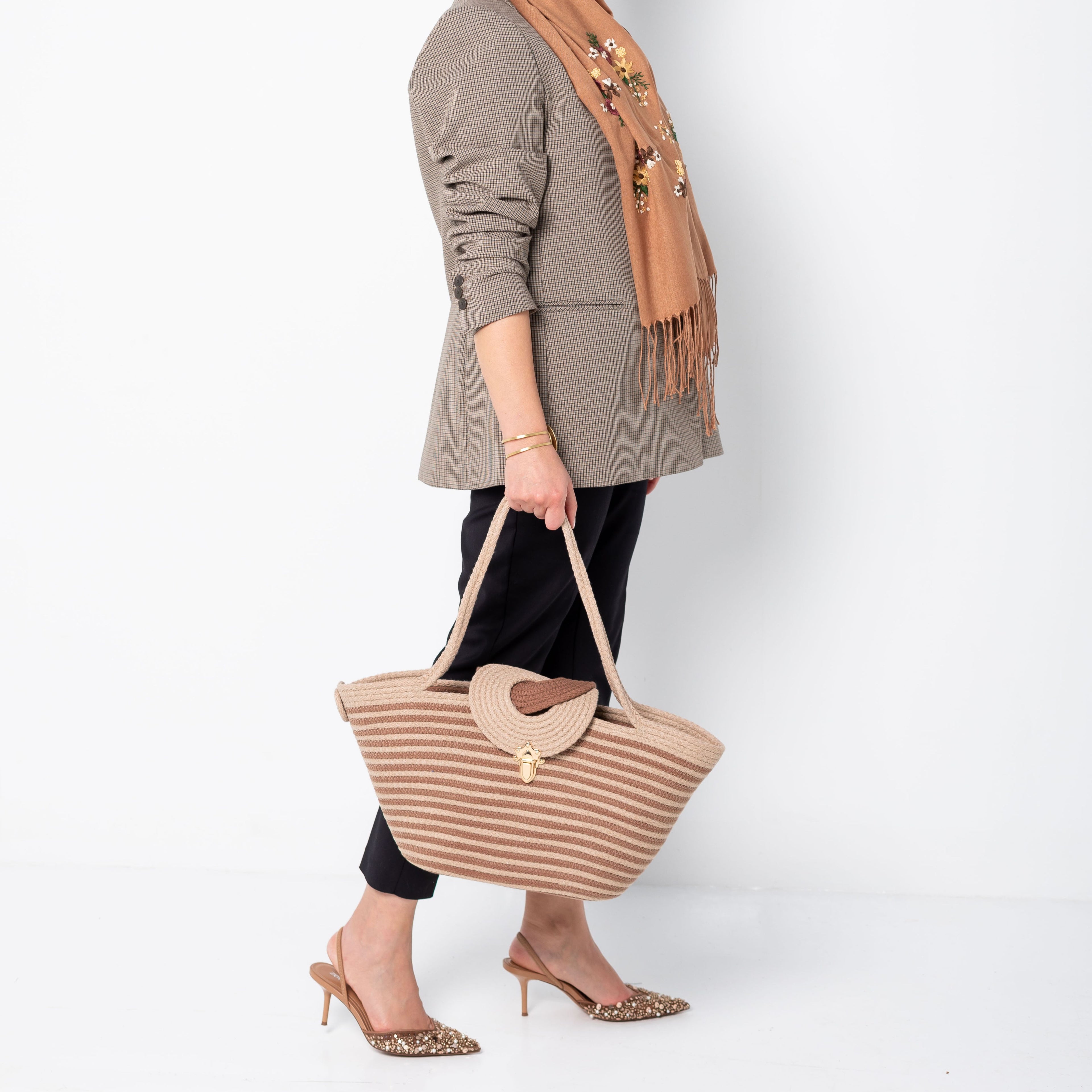 Le cabs Siwa nilea porté à la main dans une tenue chic.