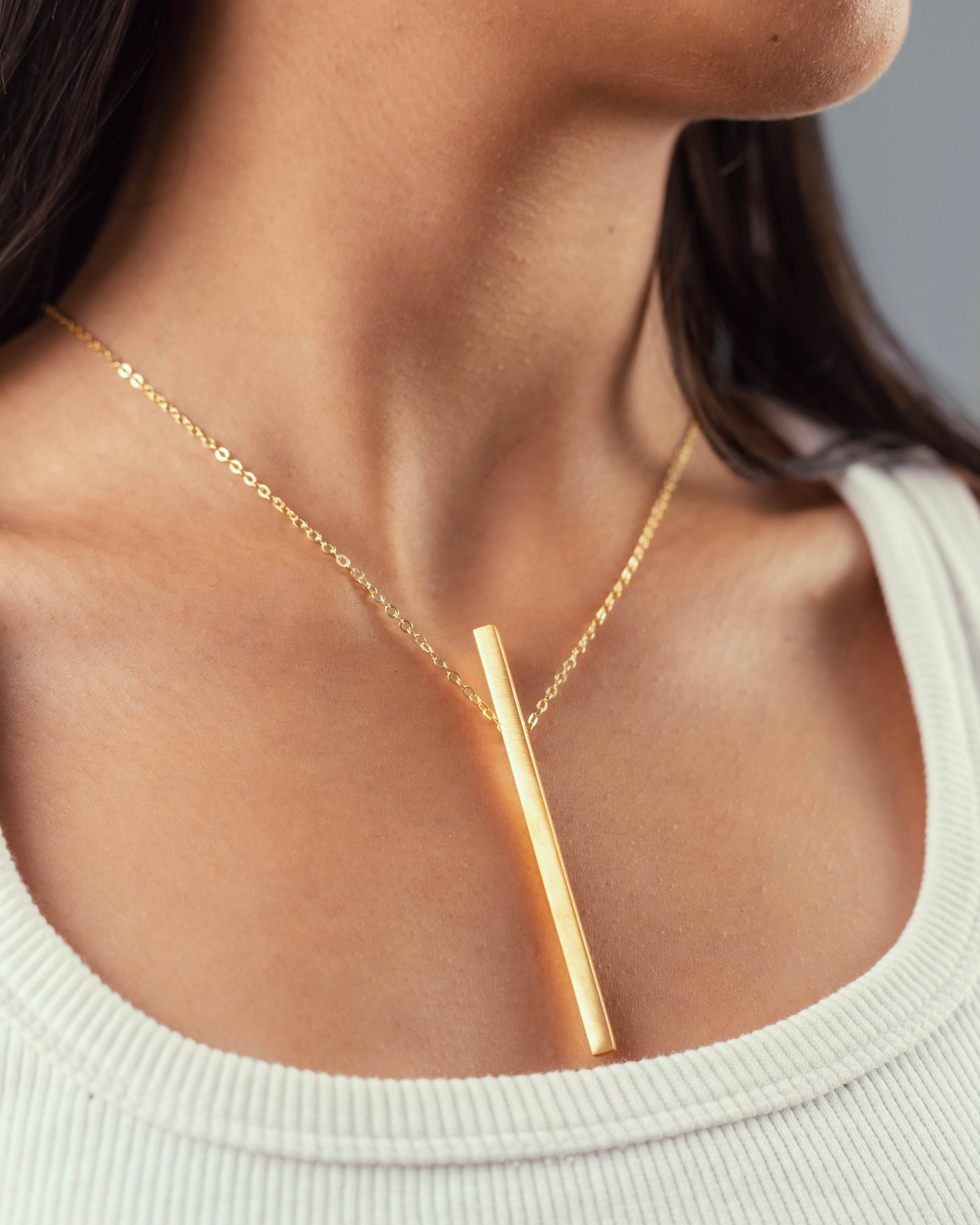 Gros plan sur collier La Ligne Niléa porté