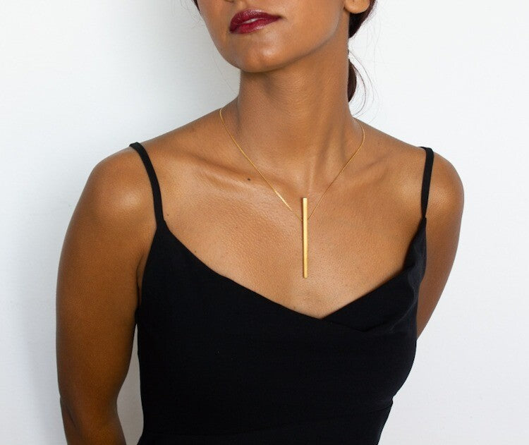 Collier la Ligne Niléa en laiton doré à l'or fin, bijou artisanal minimaliste.