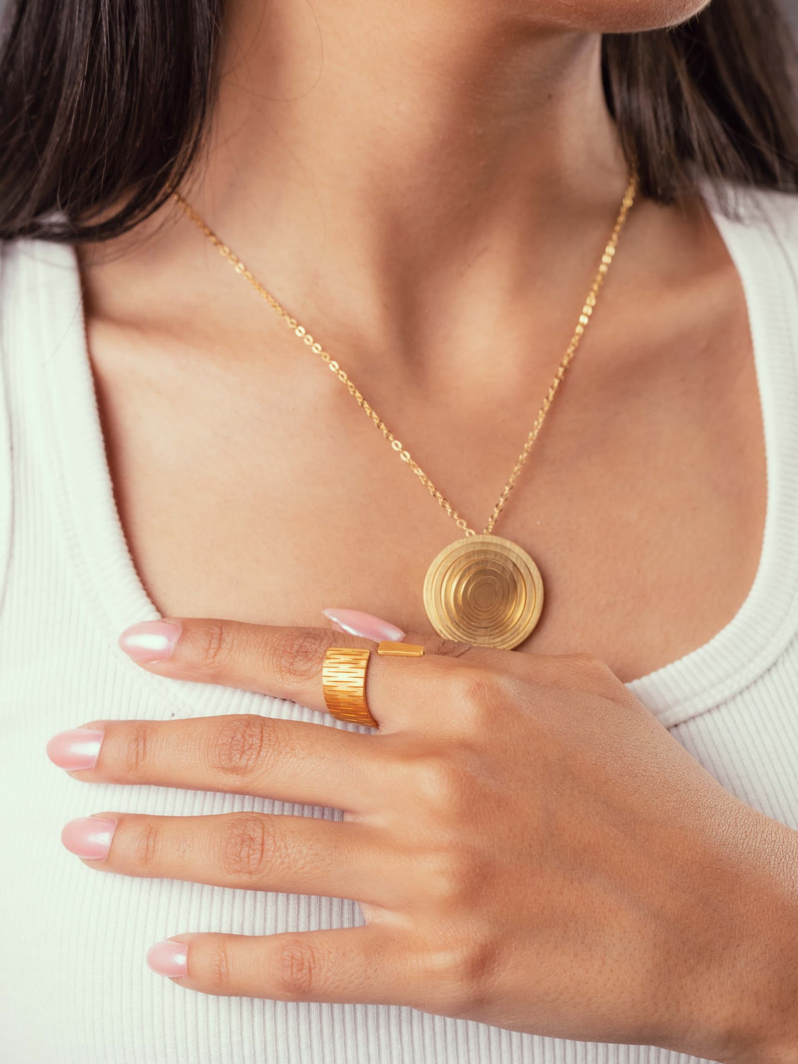 Une fille qui porte le collier Liquify orbits modulable Niléa et la bague Liquify