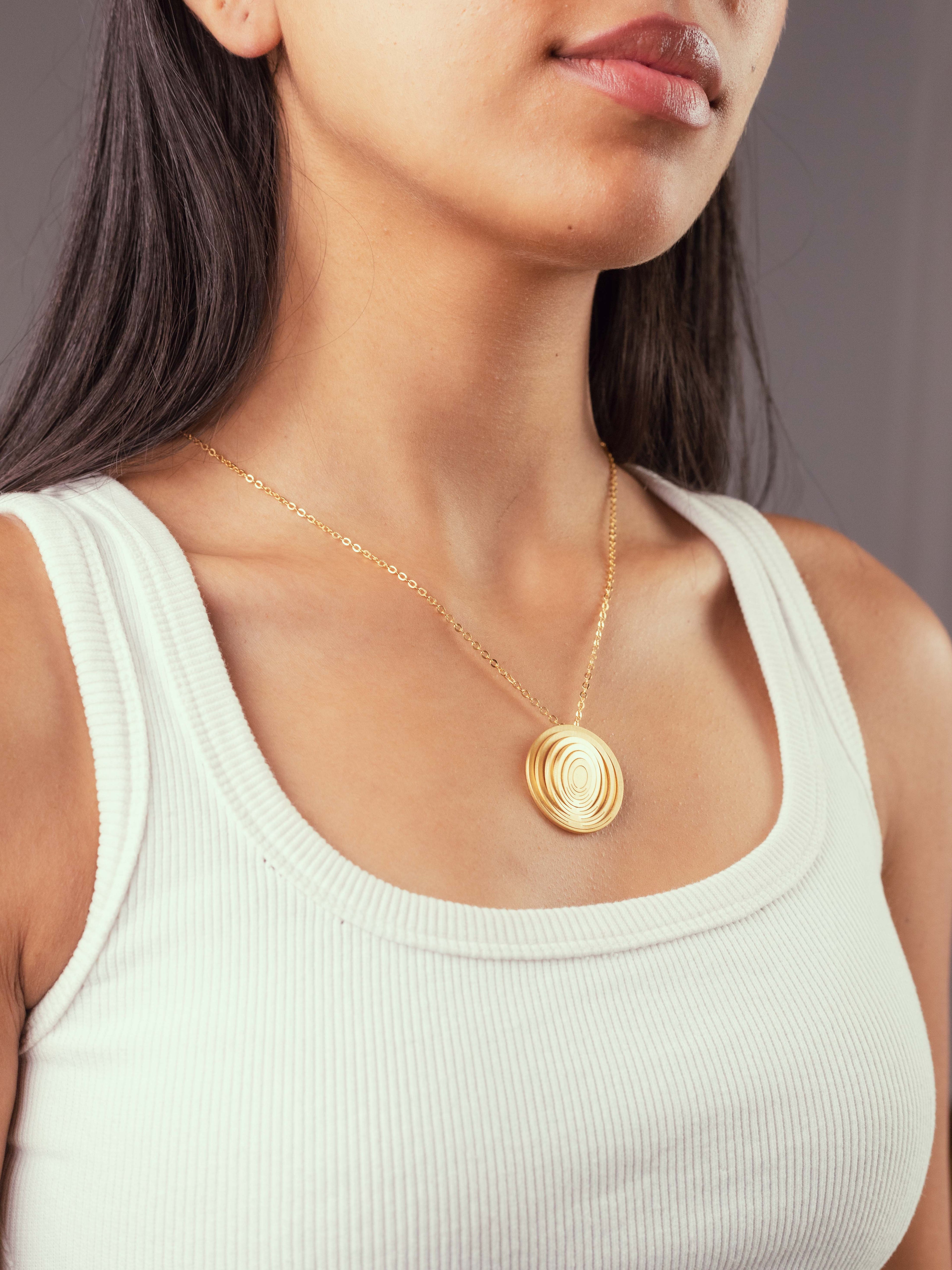 Vue sur le coté du collier Liquify Orbits Niléa
