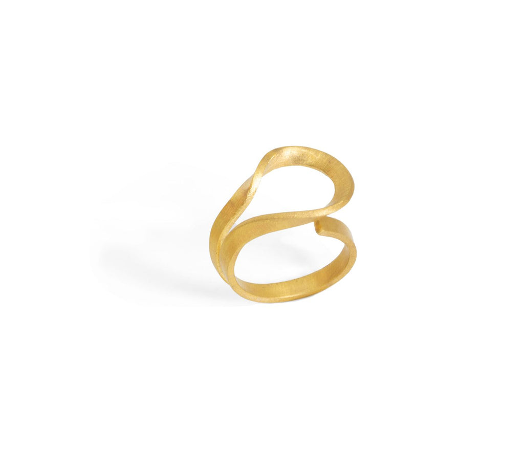 Bague Curl Niléa en laiton doré à l'or fin, détail du design enroulé et finition artisanale