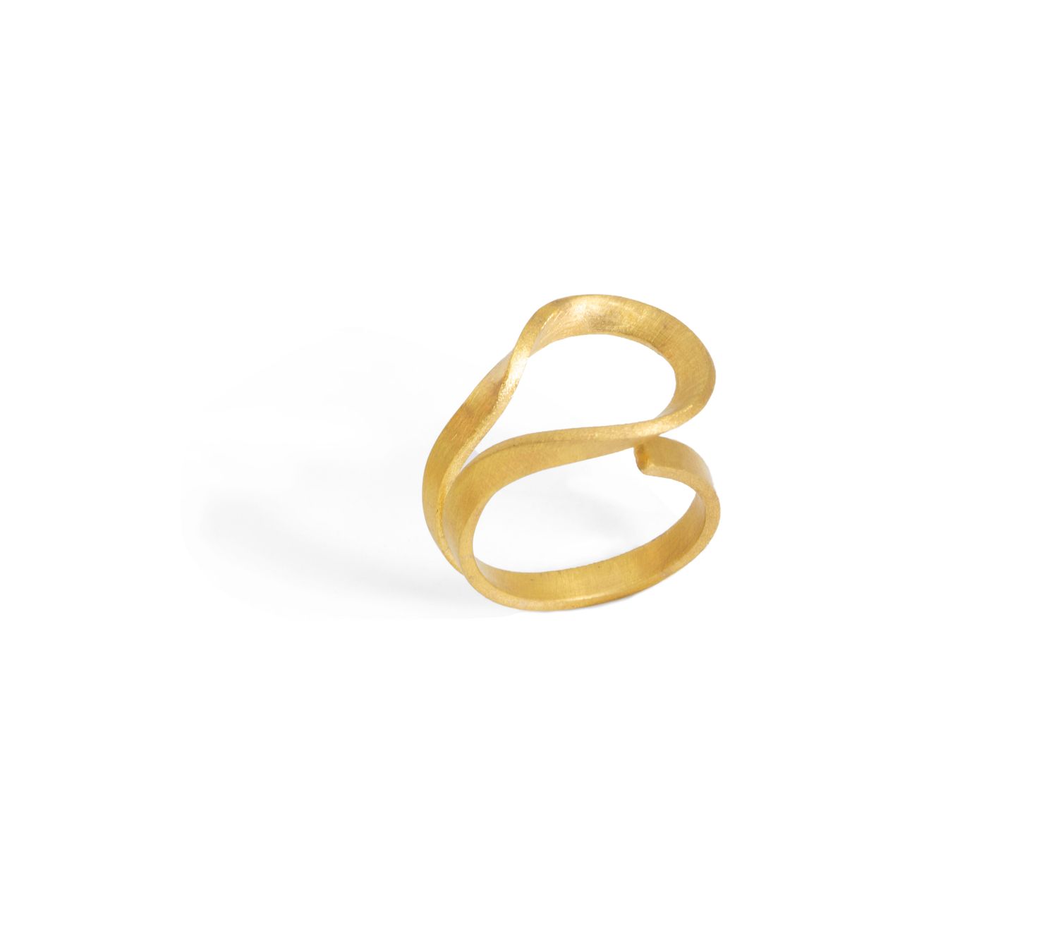 Bague Curl Niléa en laiton doré à l'or fin, détail du design enroulé et finition artisanale