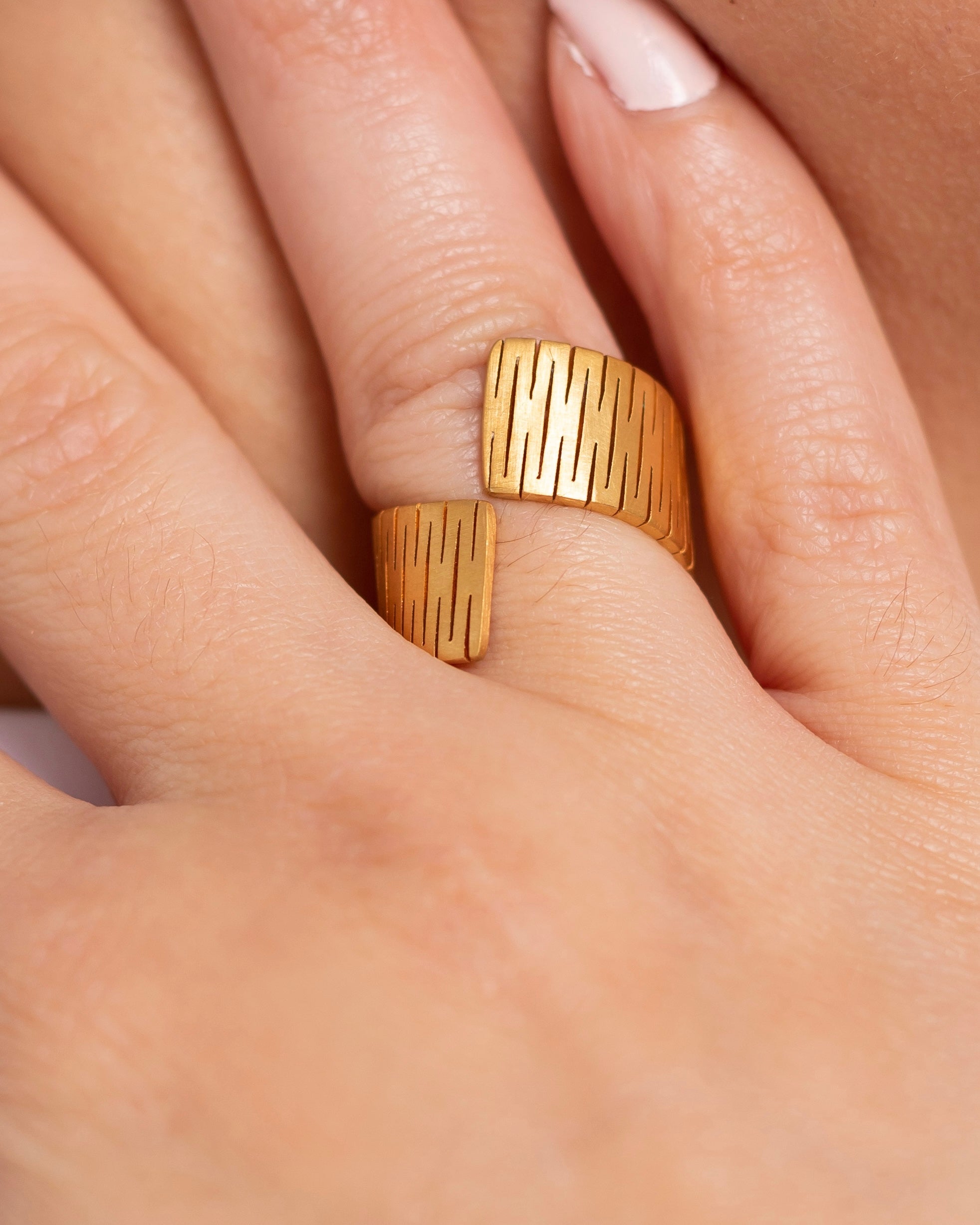 Détail de la bague Liquify – bague en laiton doré à l'or fin au design fluide et sculptural.