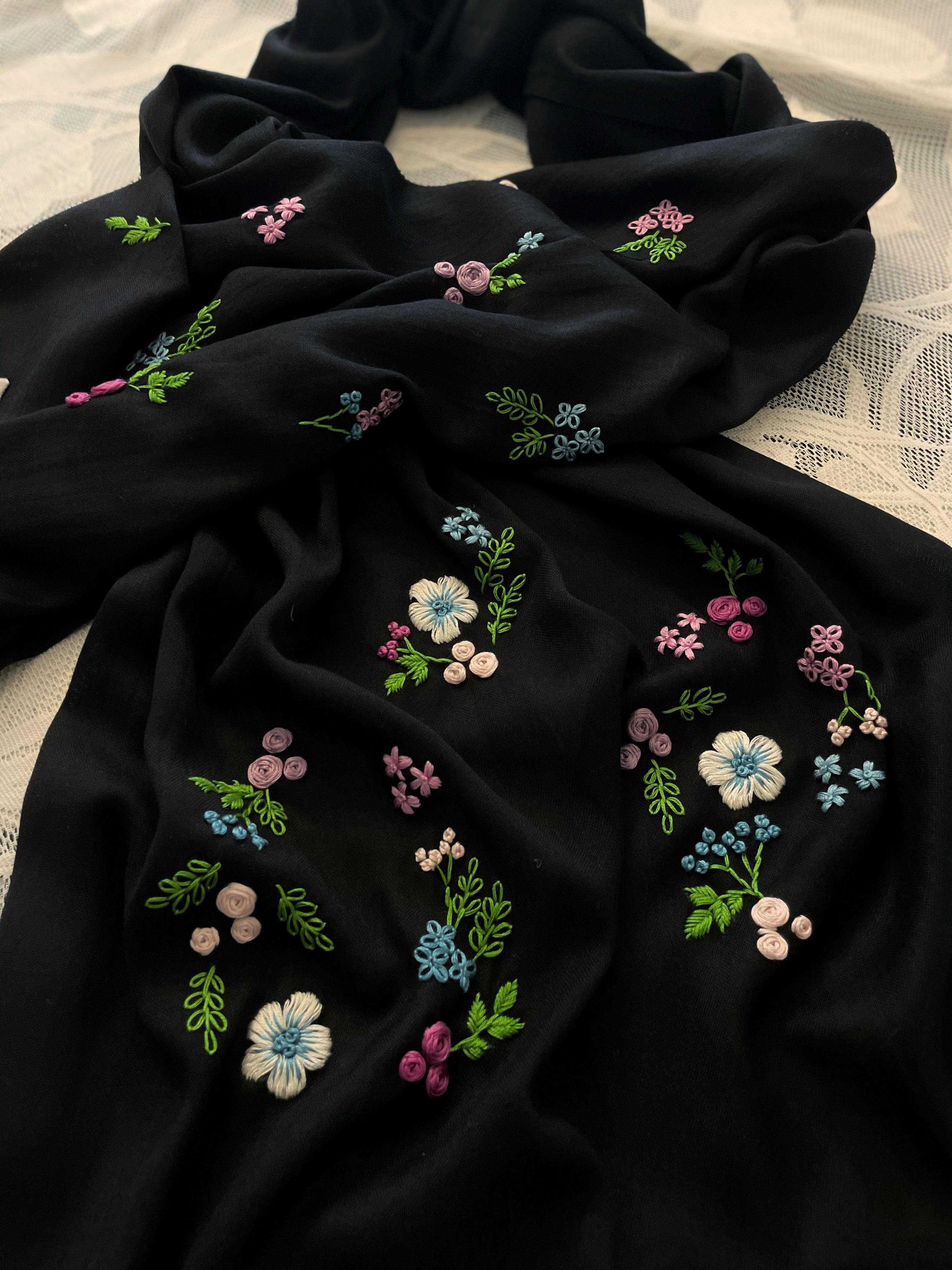 Écharpe Leila noire brodée à la main, motifs floraux colorés sur tissu noir