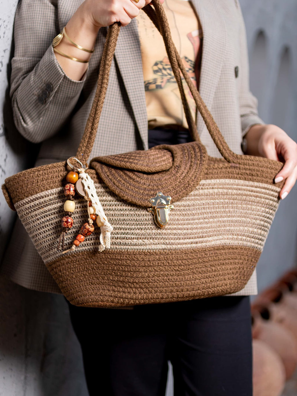 Gros plan sur le sac Gizeh montrant le détail du tressage en corde de coton et son charm amovible.