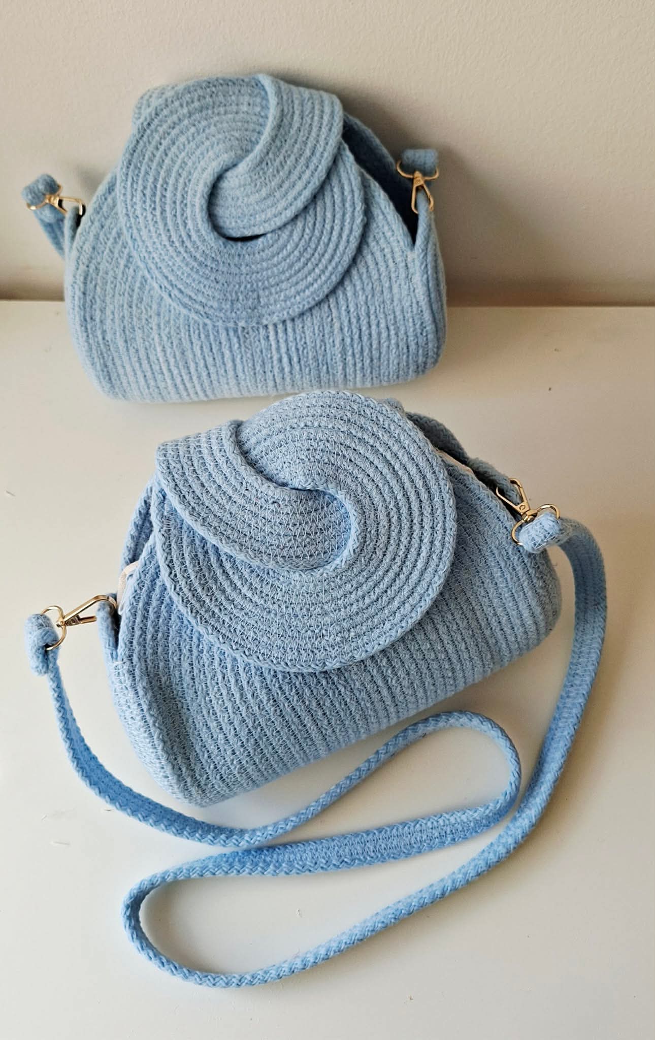 Vue rapprochée du motif en spirale et de la bandoulière du sac Gouna bleu ciel