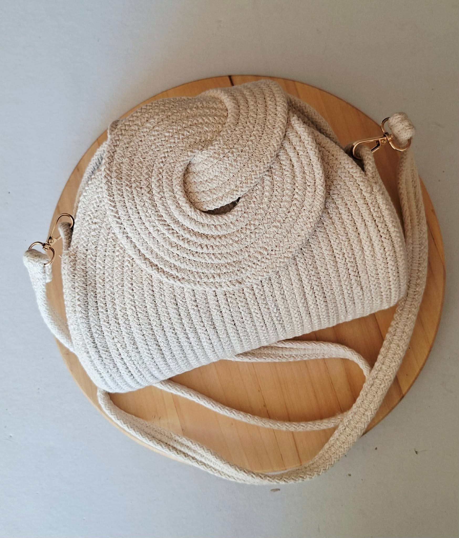 Détail du tressage artisanal en spirale du sac Gouna couleur écru - Maison Niléa