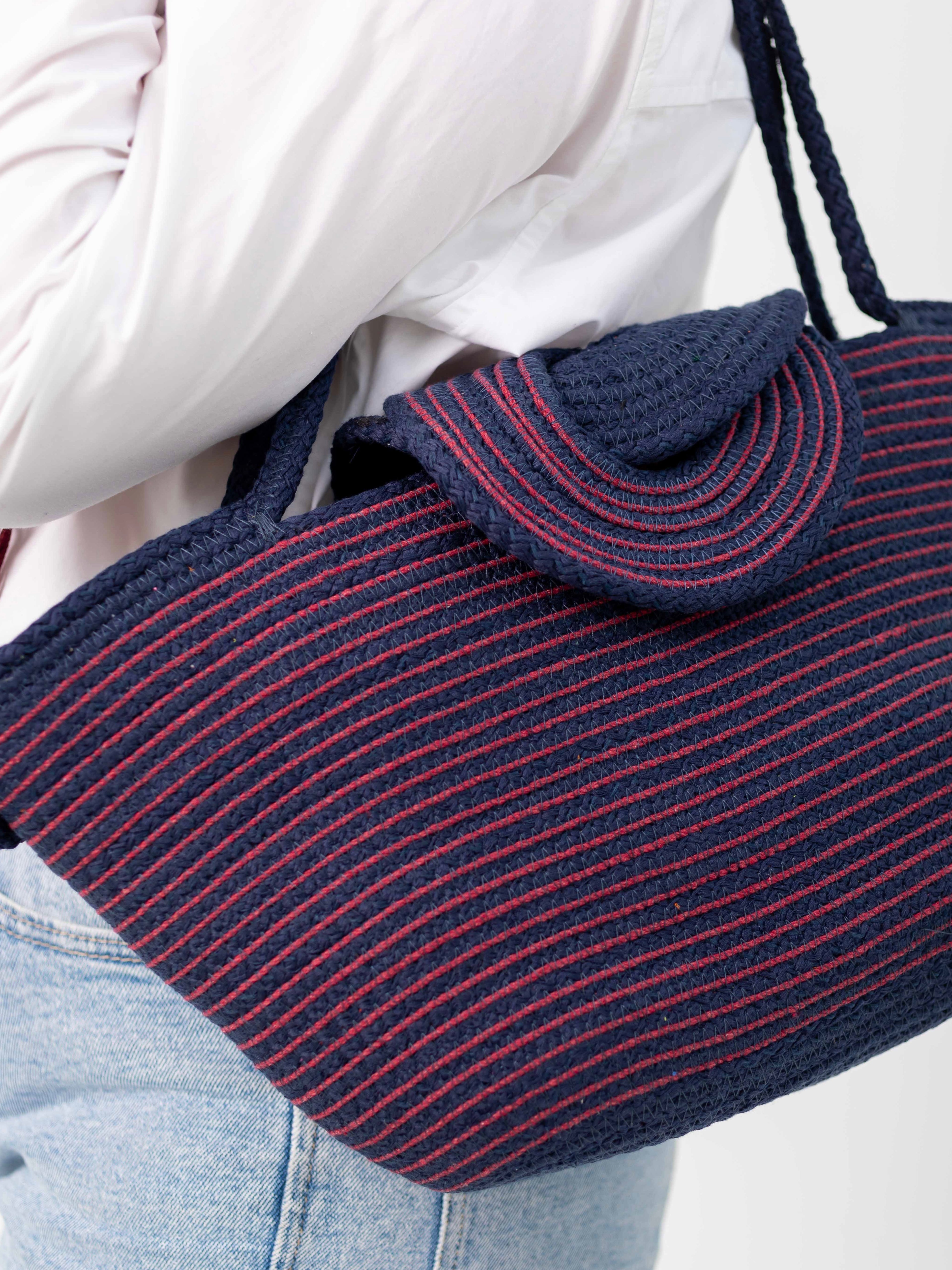 Gros plan sur le sac Marsa Niléa porté à l'épaule.