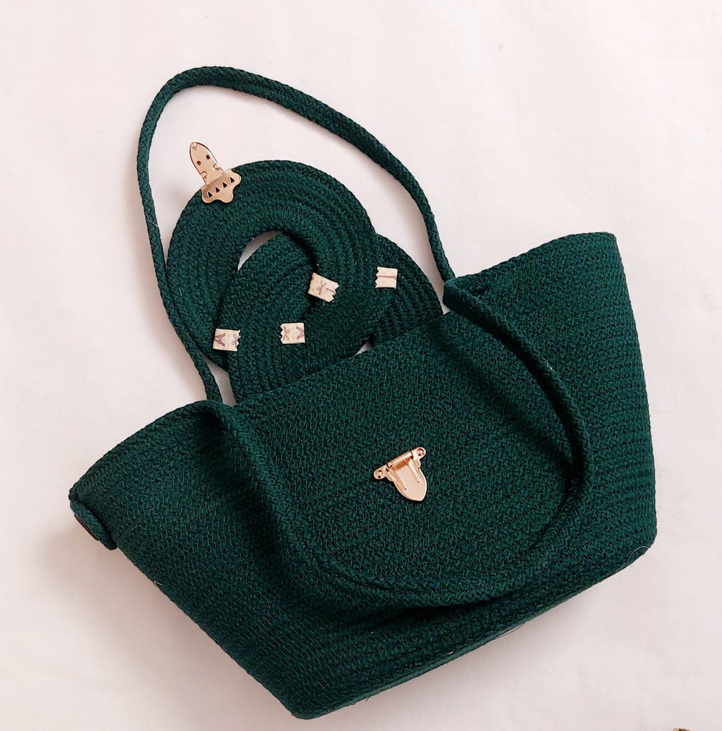 Détail du sac Oasis vert profond Niléa avec fermoir métallique doré vintage et corde de coton tressée.