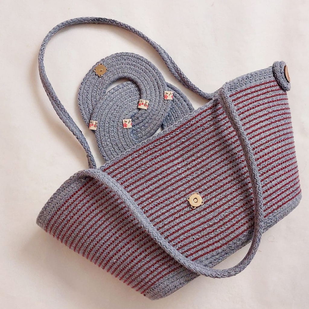 Détail du sac Rosetta rayé bleu et rouge Niléa, corde de coton tressée et finitions artisanales.