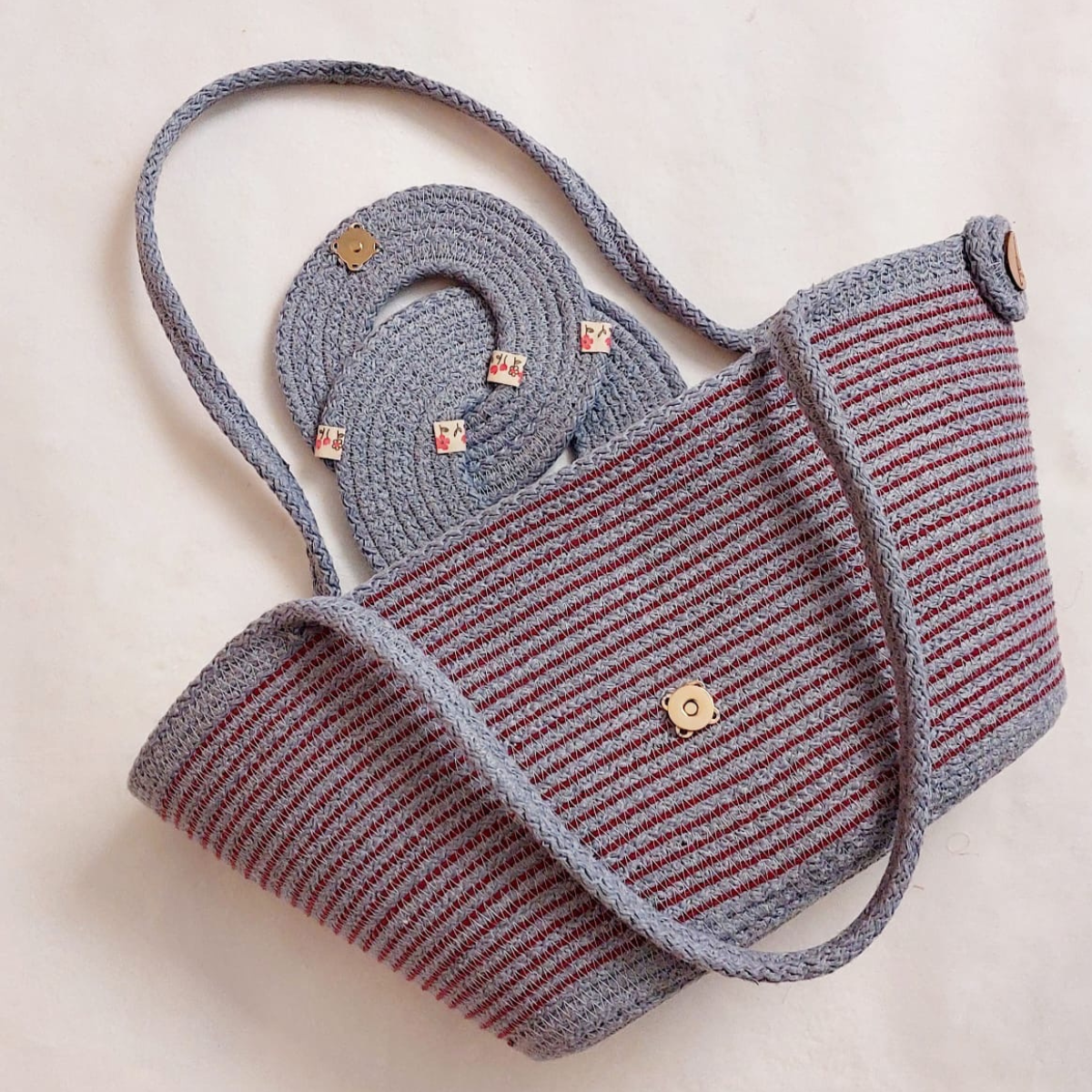 Détail du sac Rosetta rayé bleu et rouge Niléa, corde de coton tressée et finitions artisanales.