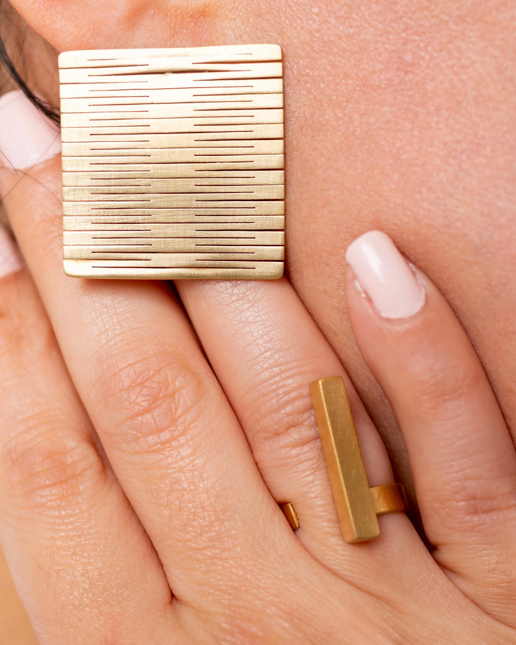 Boucles d’oreilles carrées en laiton brut Liquify – bijou artisanal fait main.