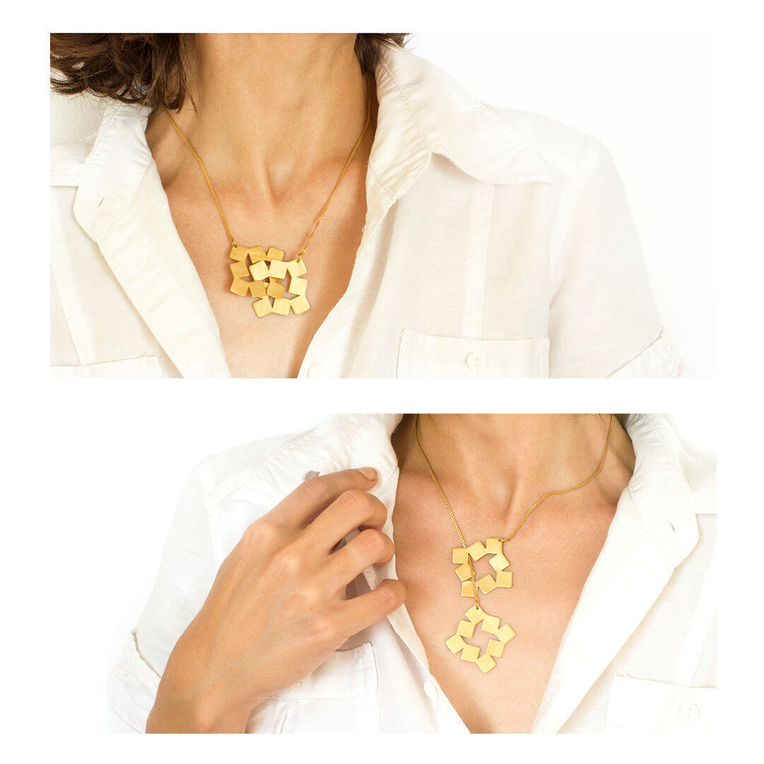 Collier Mosaïque porté en ras-du-cou ou en version longue, bijou géométrique en laiton doré à l'or fin.