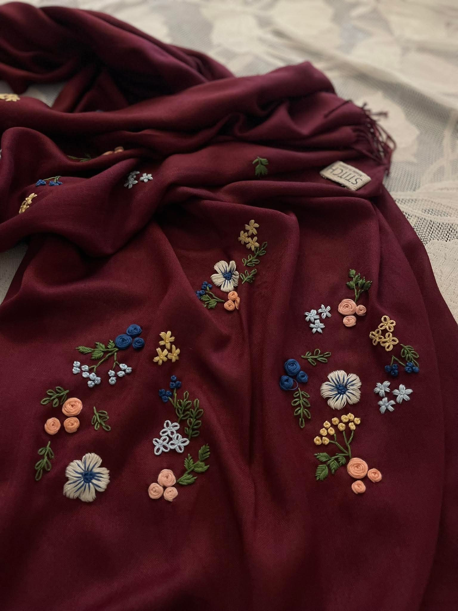Écharpe brodée bordeaux faite main avec motifs floraux délicats, broderie artisanale sur les deux côtés.