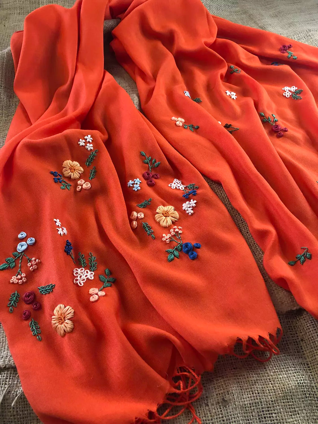 Écharpe Nour orange brodée à la main, détails de fleurs colorées sur tissu fluide