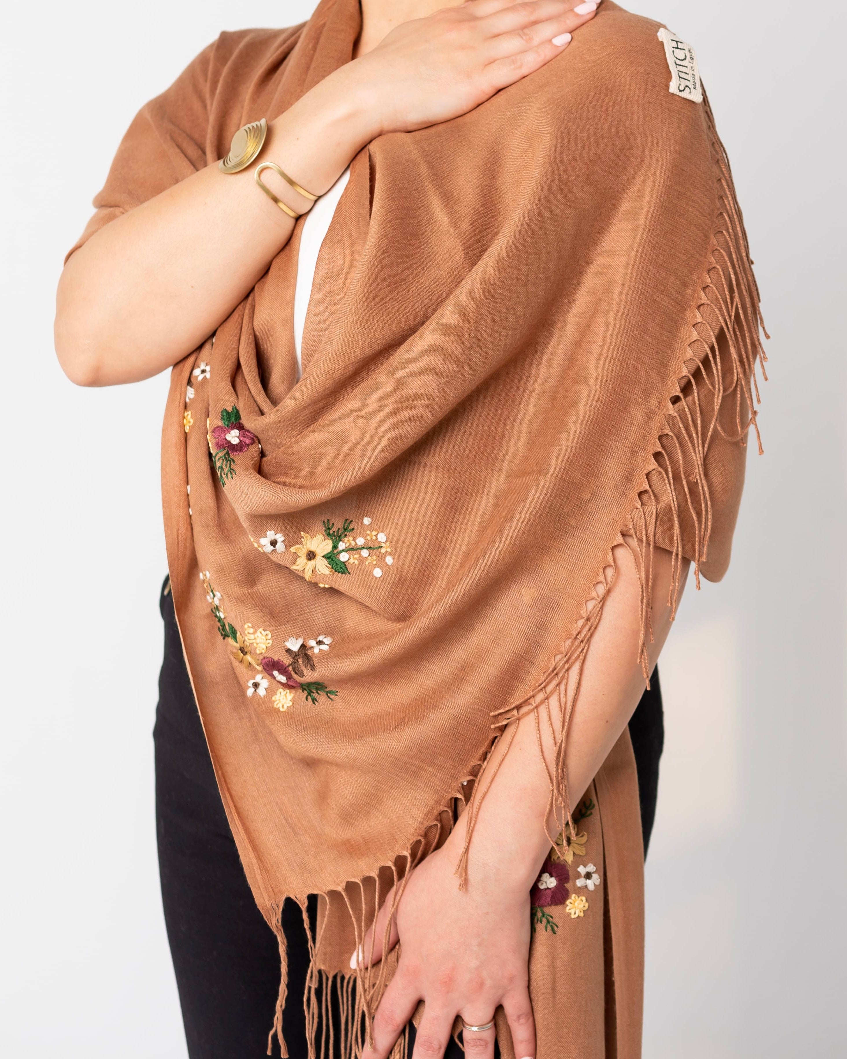 Écharpe Salma Camel brodée main Niléa portée en drapé. 