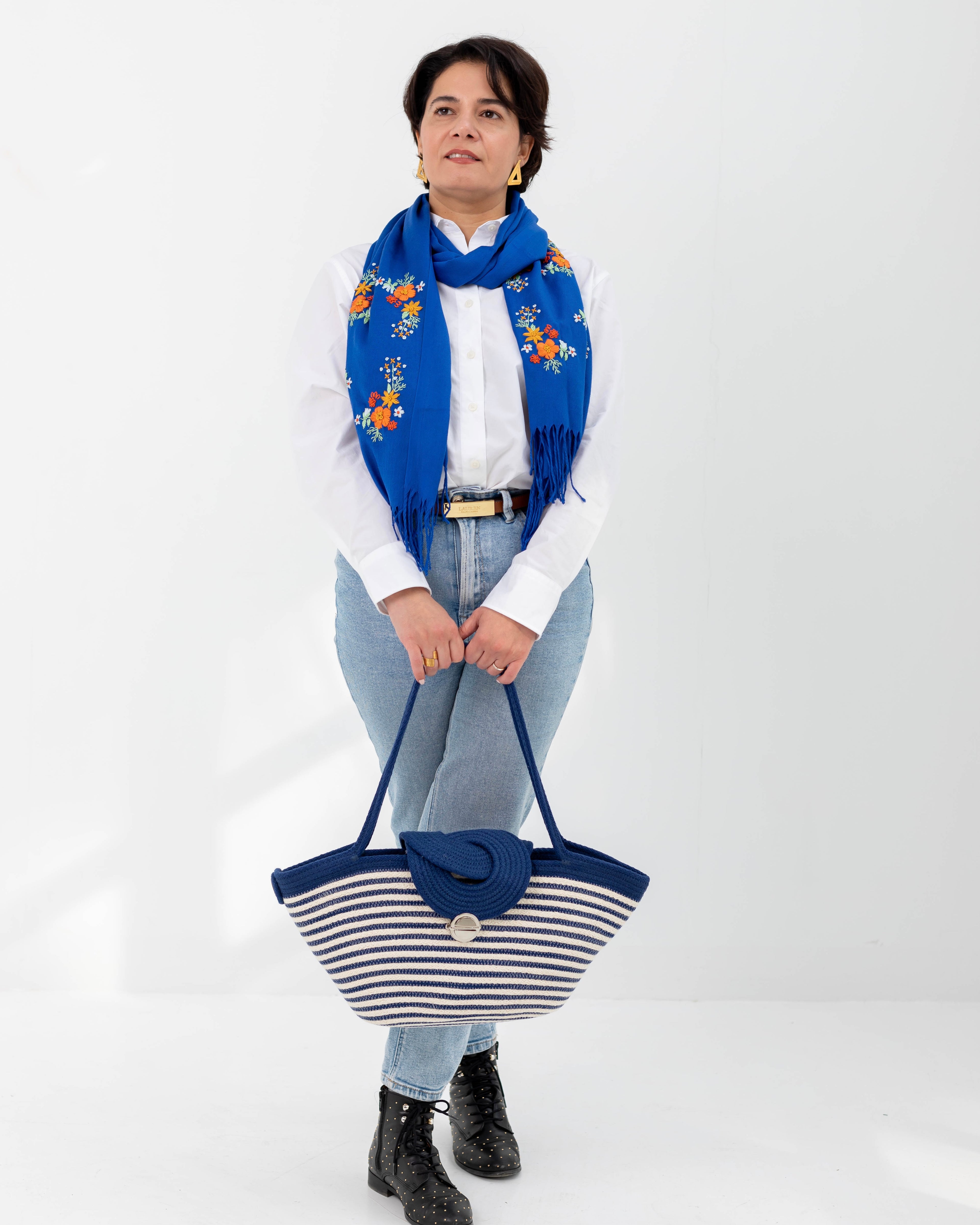 écharpe Samar bleue et sac à main marin Alexandrie portés par la fondatrice de la marque