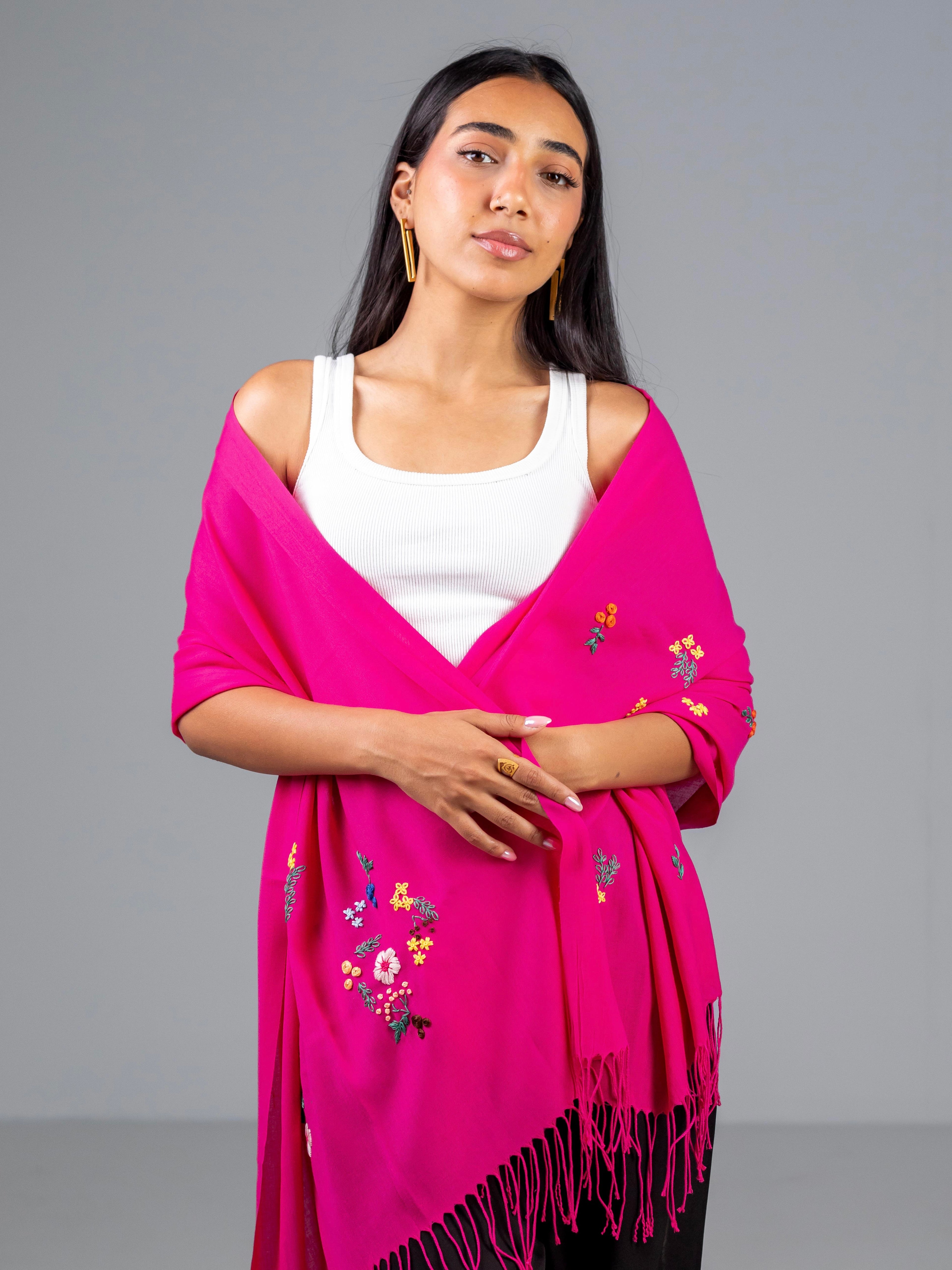 Un mannequin qui porte l'écharpe Zahra fuchsia brodée sur les épaules