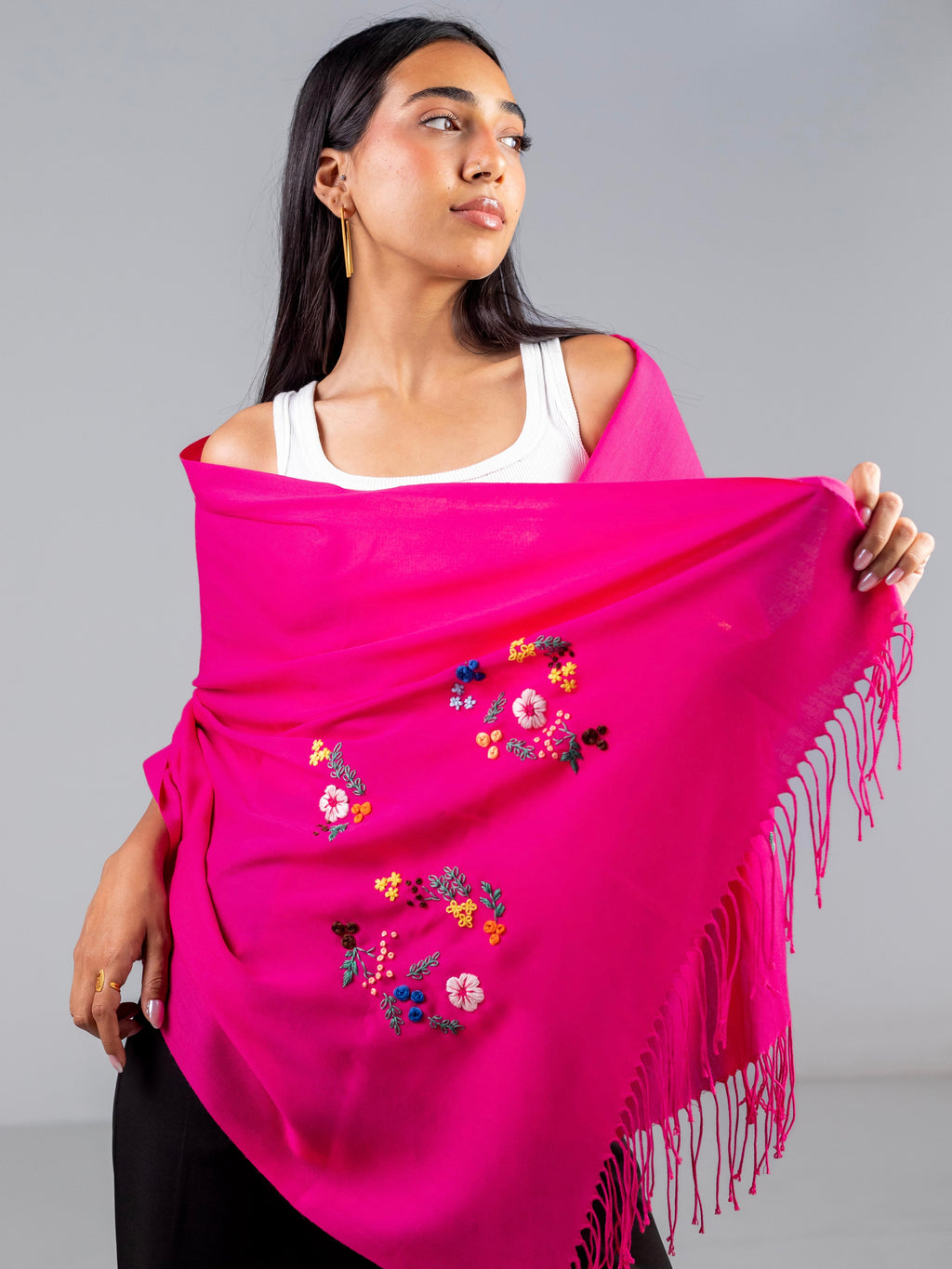 un mannequin qui porte l'écharpe zahra brodée main en drapé en montrant la broderie