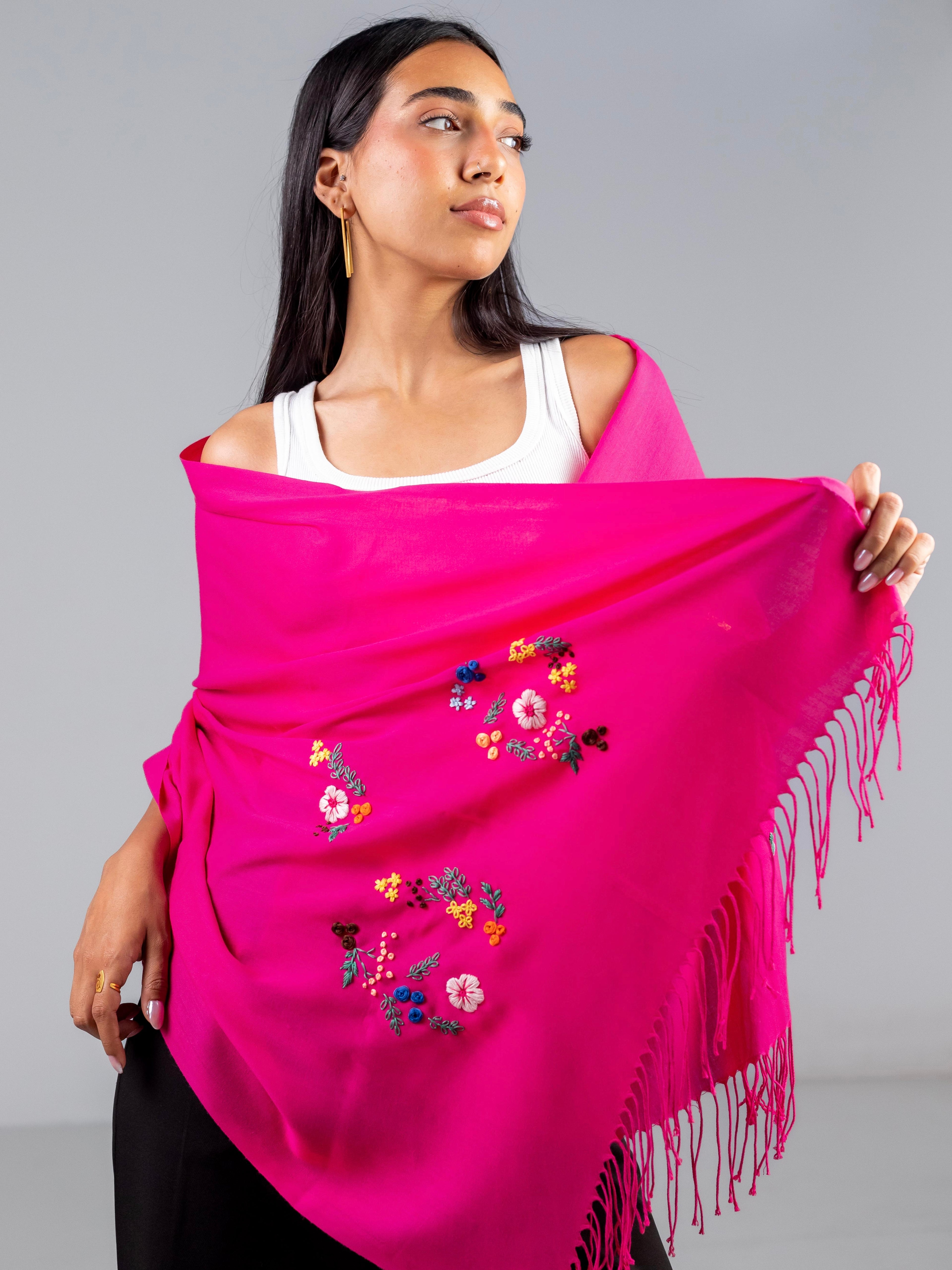 un mannequin qui porte l'écharpe zahra brodée main en drapé en montrant la broderie
