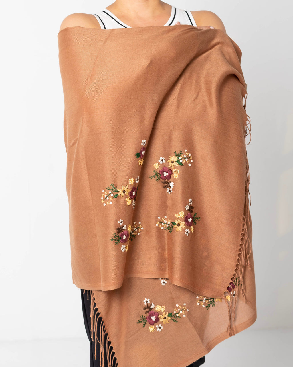 Écharpe Salma Camel drapée sur les épaules montrant sa taille et la souplesse de sa matière. 