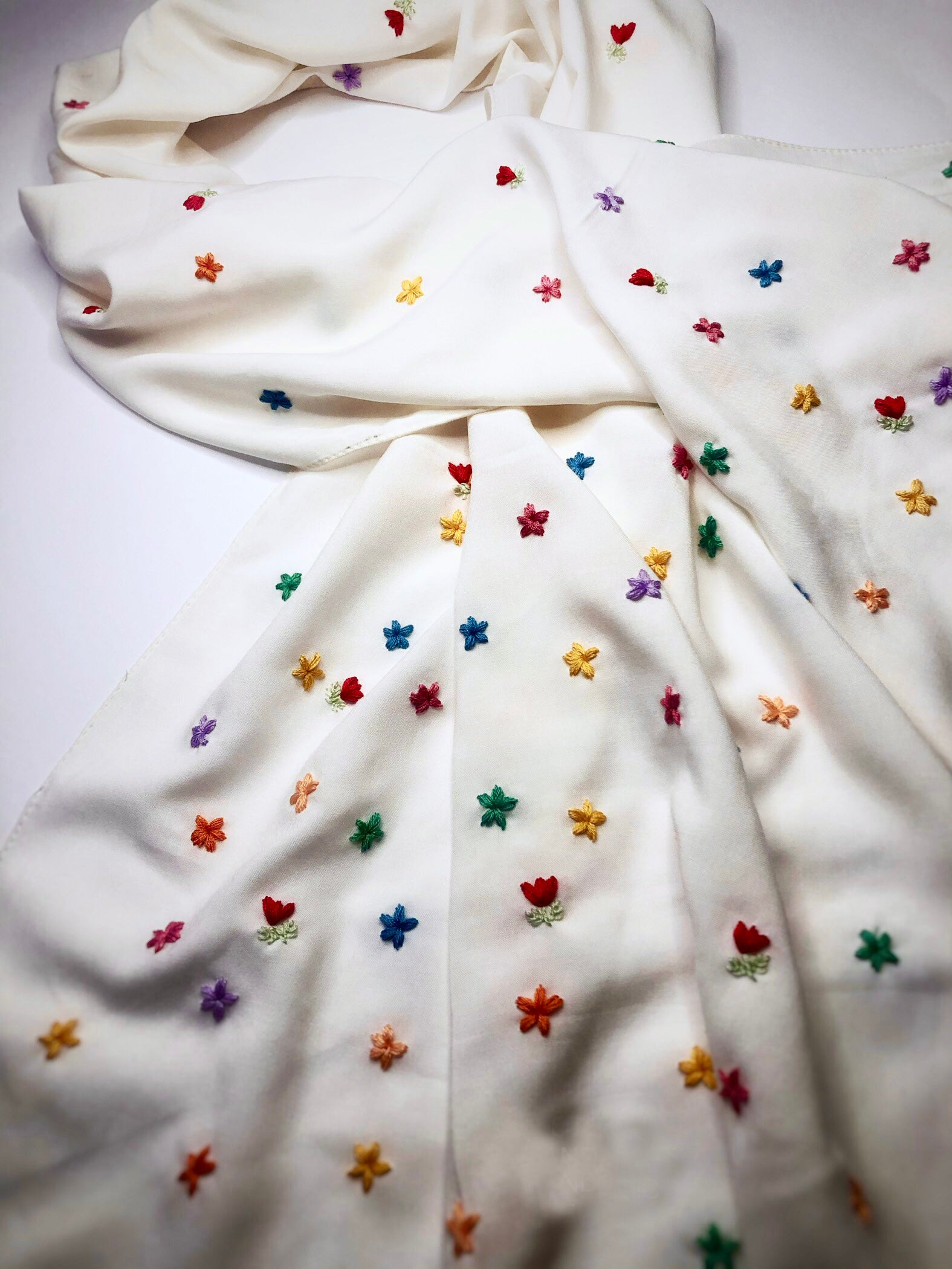 Foulard Lotus écru brodé à la main, petites fleurs colorées sur tissu léger.
