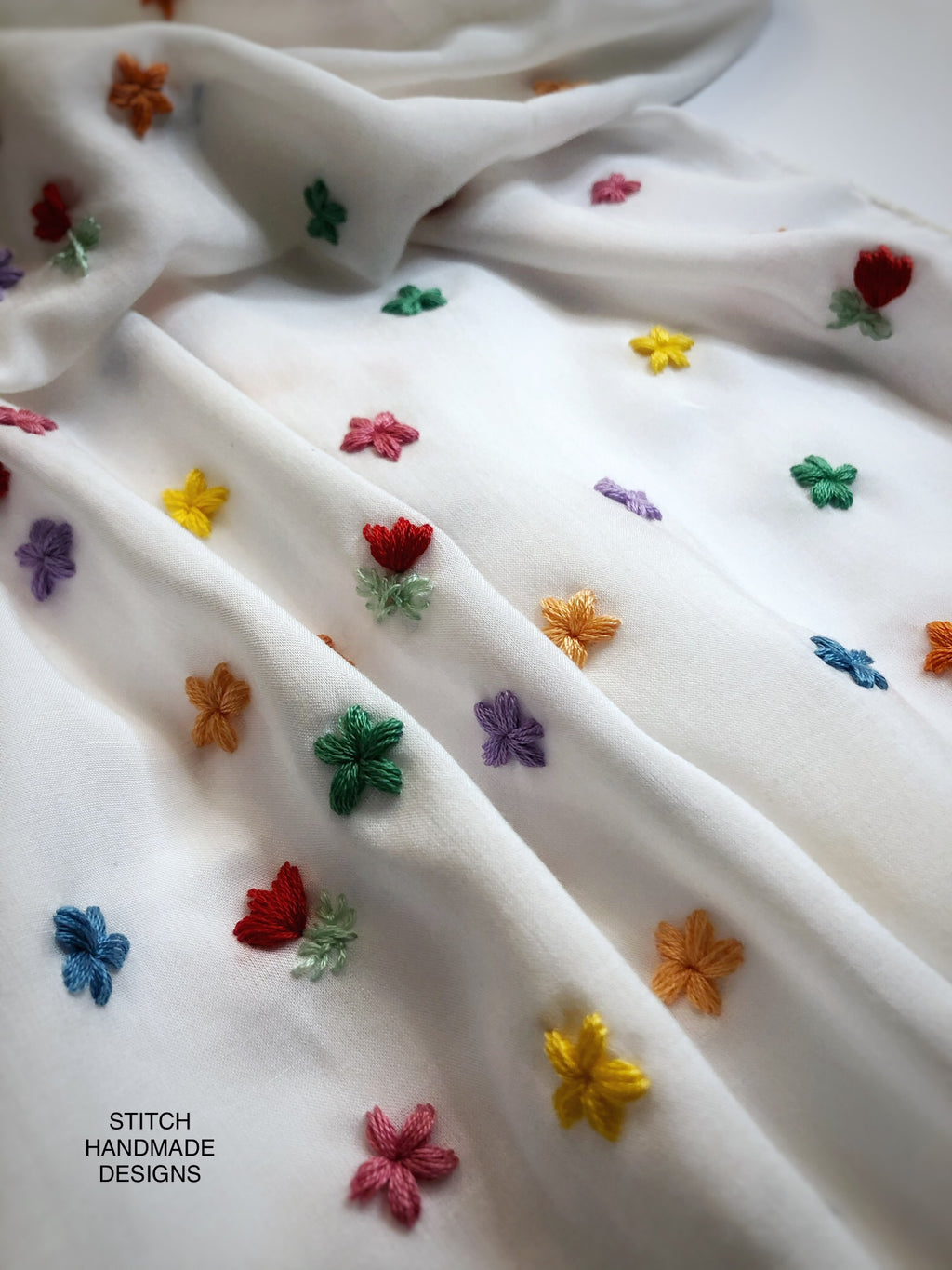 Foulard écru Lotus en viscose légère, broderies artisanales multicolores