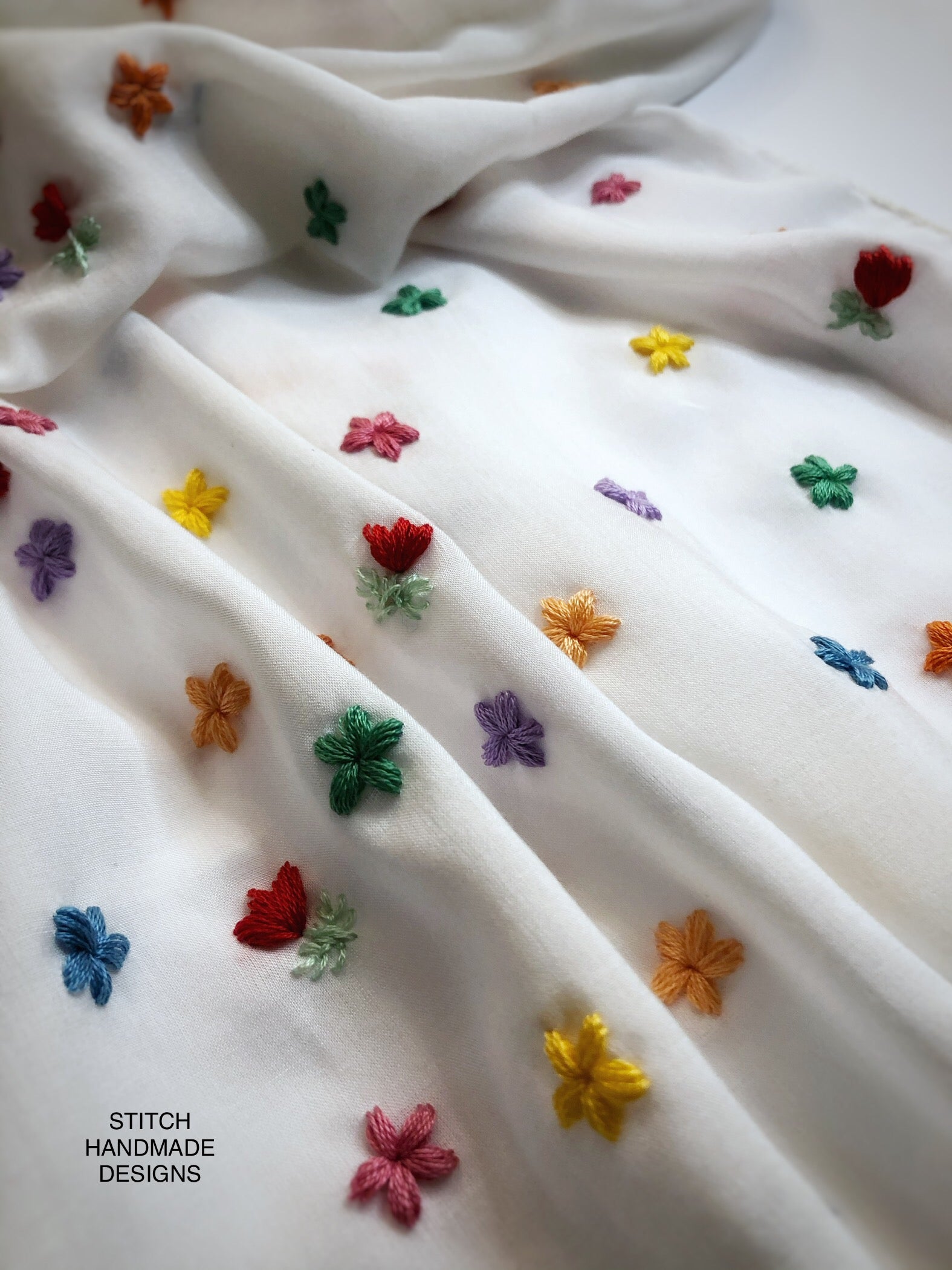 Foulard écru Lotus en viscose légère, broderies artisanales multicolores