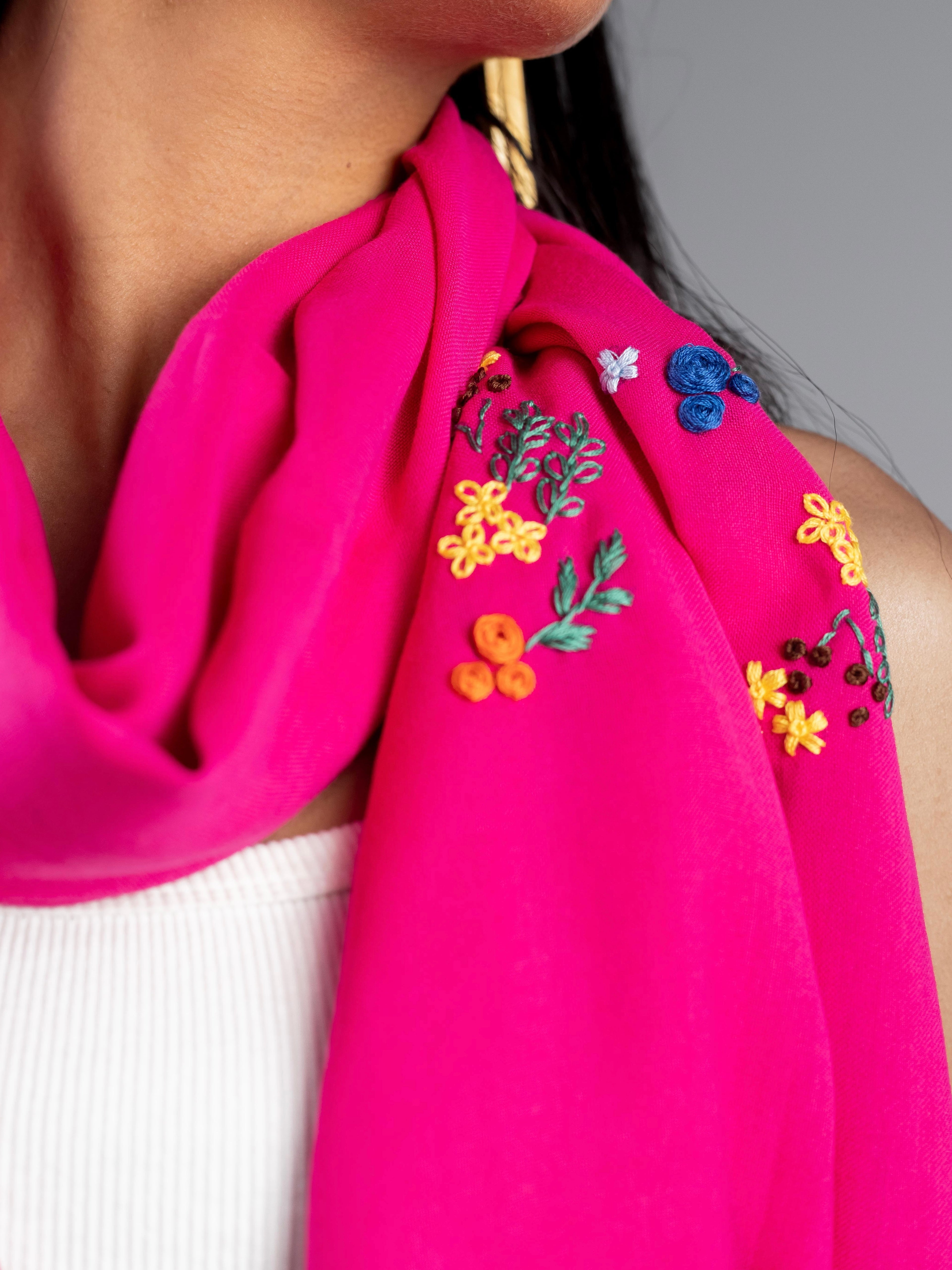 Un gros plan montrant la finesse de la broderie main de l'écharpe Zahra