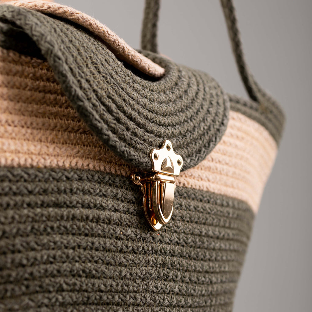 Sac cabas artisanal Memphis Niléa en coton tressé vert et beige.