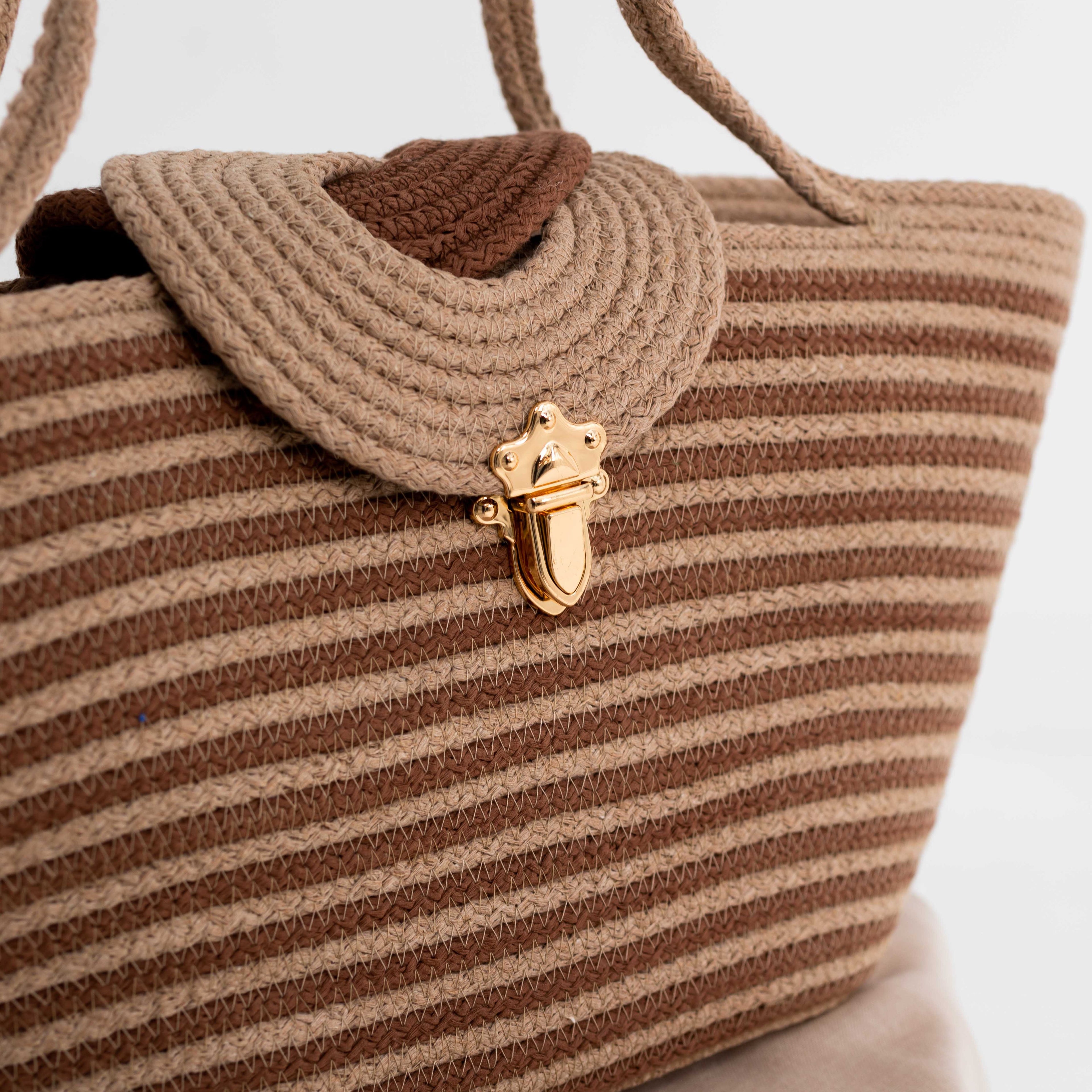 Gros plan sur le sac Siwa Niléa montrant le détails du fait main et des couleurs chaudes Sable et Terre de Sienne