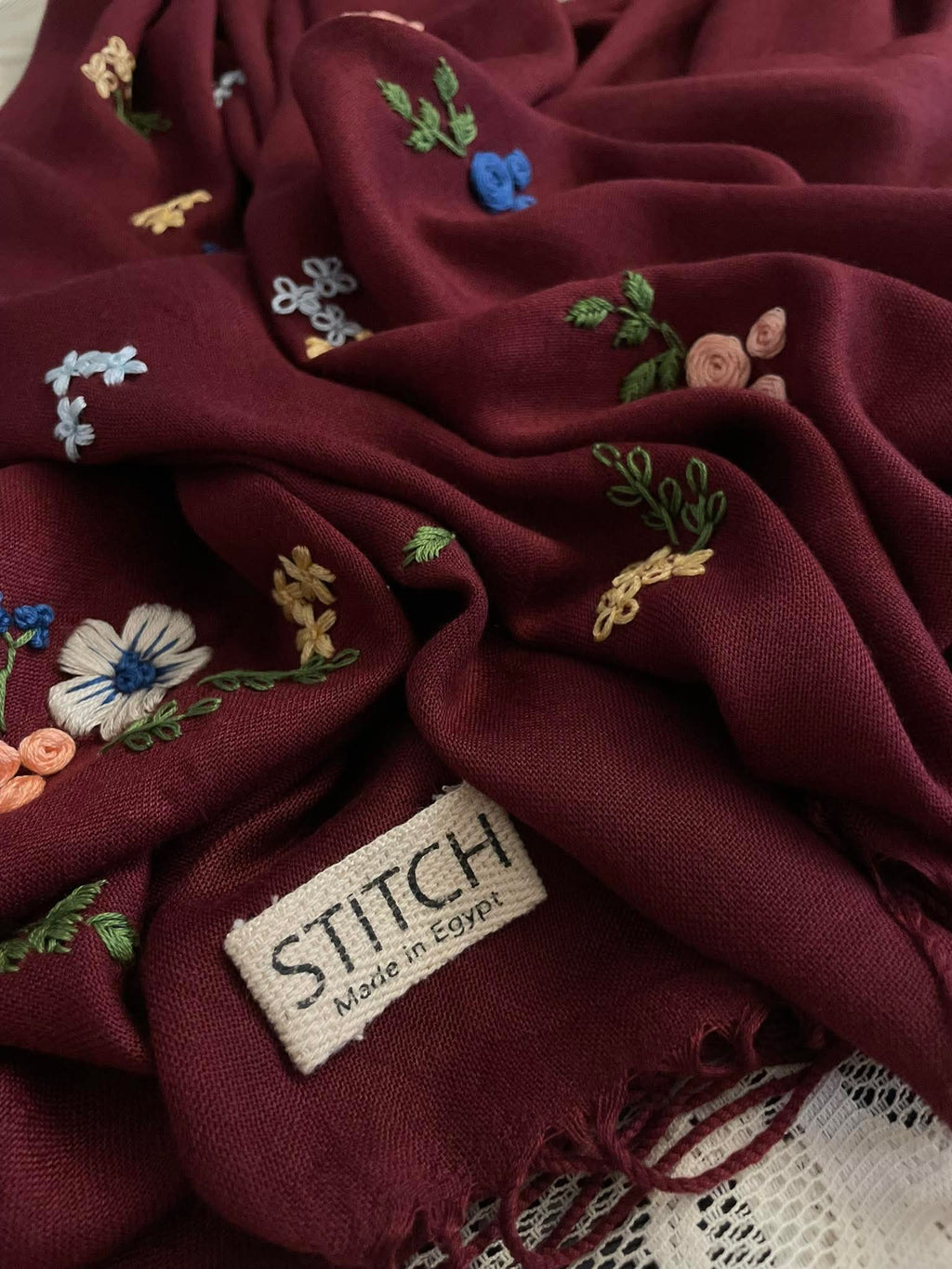 Tissu fluide bordeaux de l'écharpe Aïda, matière douce avec broderie artisanale cousue à la main.