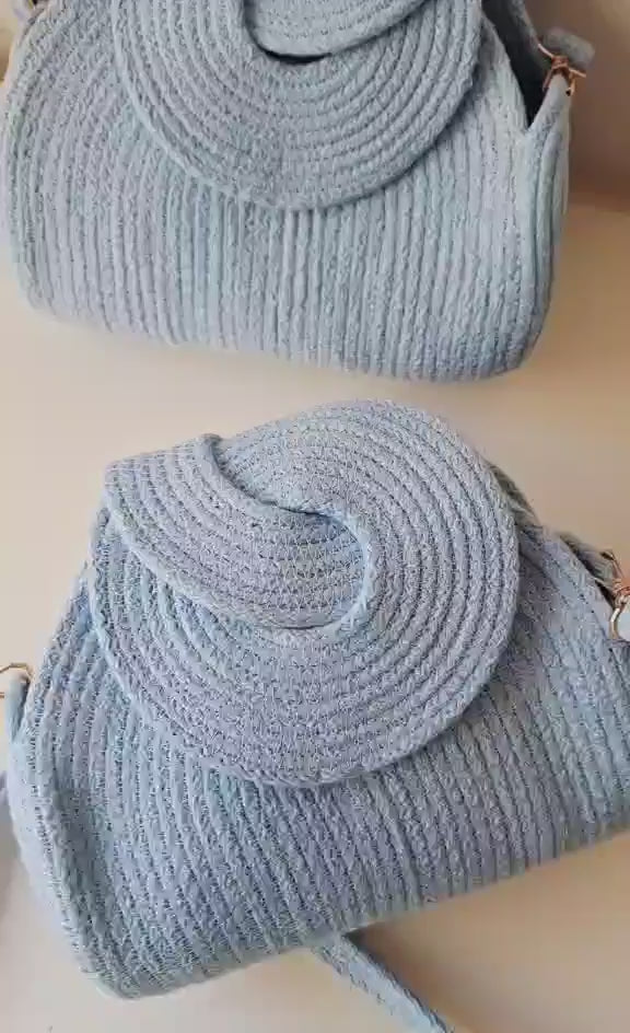 Démonstration ouverture du sac bandoulière Gouna bleu ciel montrant la pochette intérieure amovible zippée