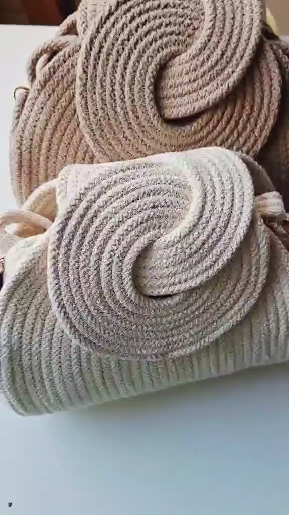 Ouverture du sac bandoulière Gouna en corde écru révélant sa pochette amovible avec zip assorti.