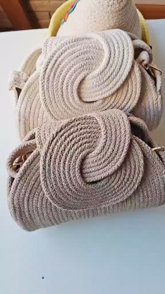 Présentation de la pochette intérieure blanche et du rangement dans le sac Gouna beige naturel