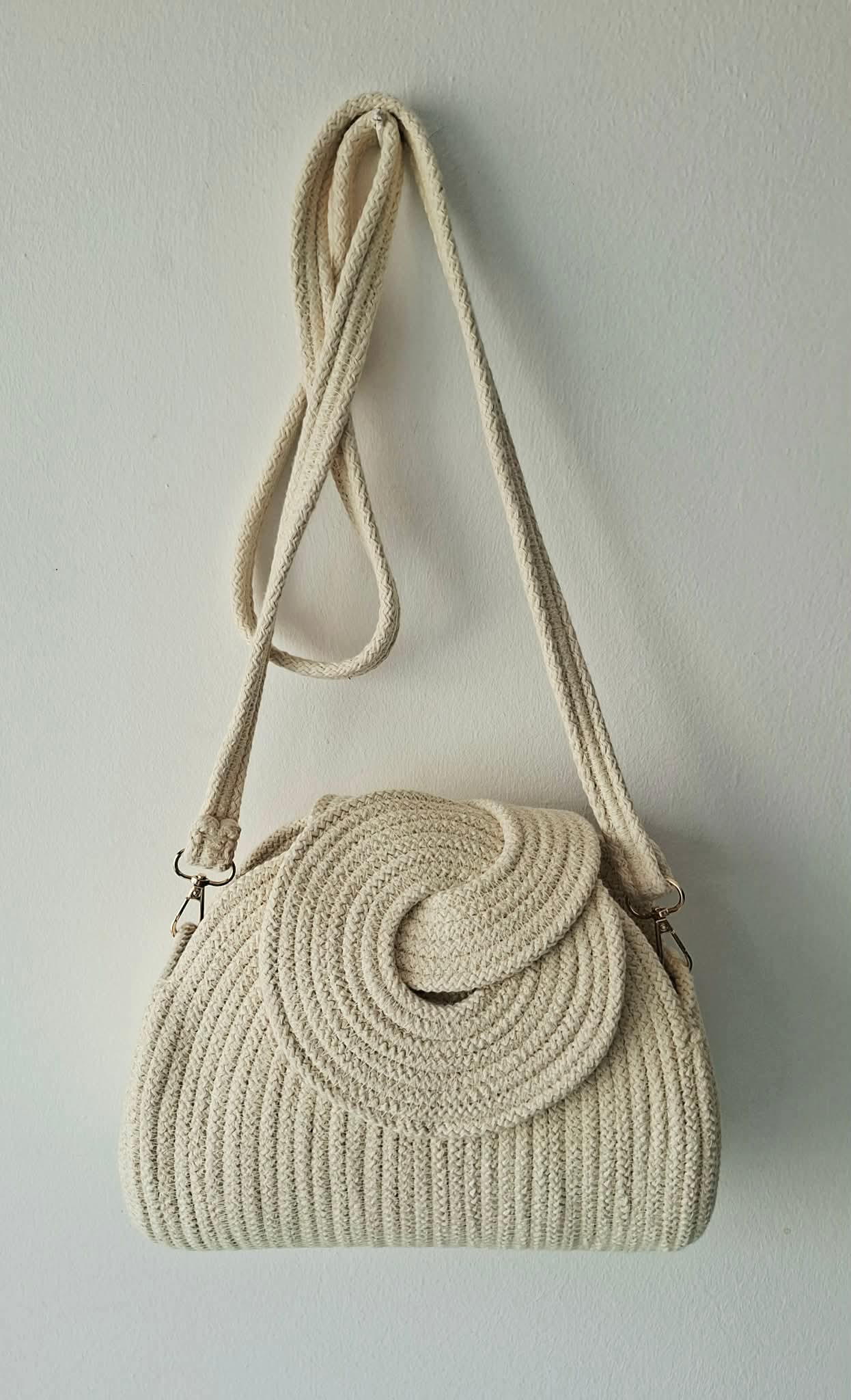 Sac bandoulière Gouna en corde de coton écru avec rabat tressé en spirale - Maison Niléa