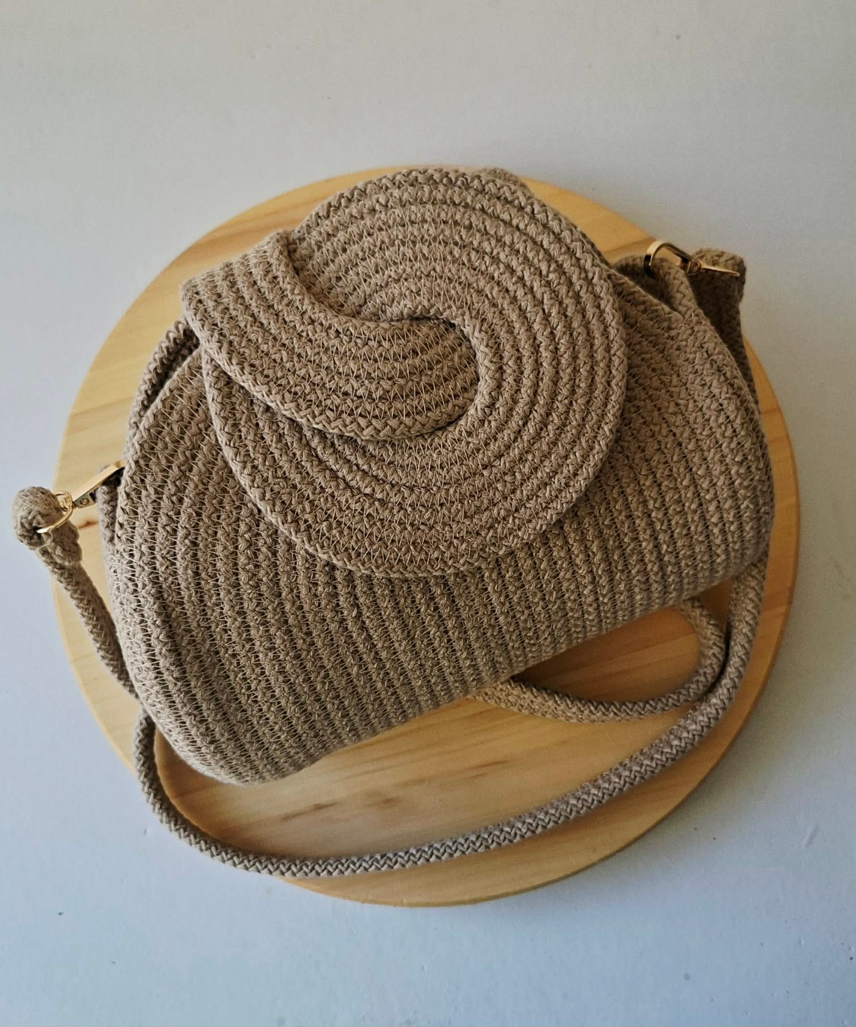 Gros plan sur le rabat tressé en spirale du sac artisanat Gouna beige en corde de coton